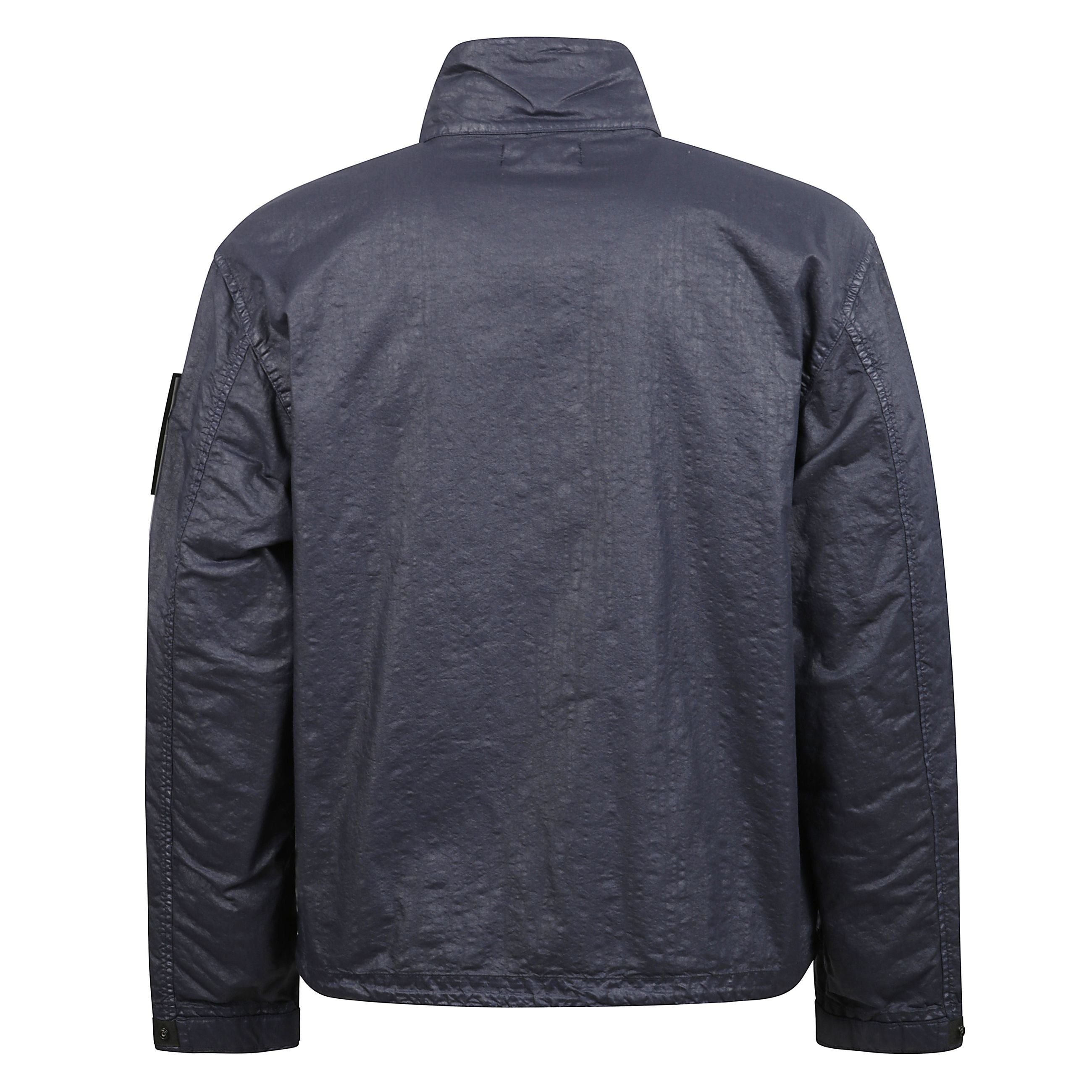 Giubbino antivento in nylon con collo alto e badge logo stone island sulla manica sinistra.