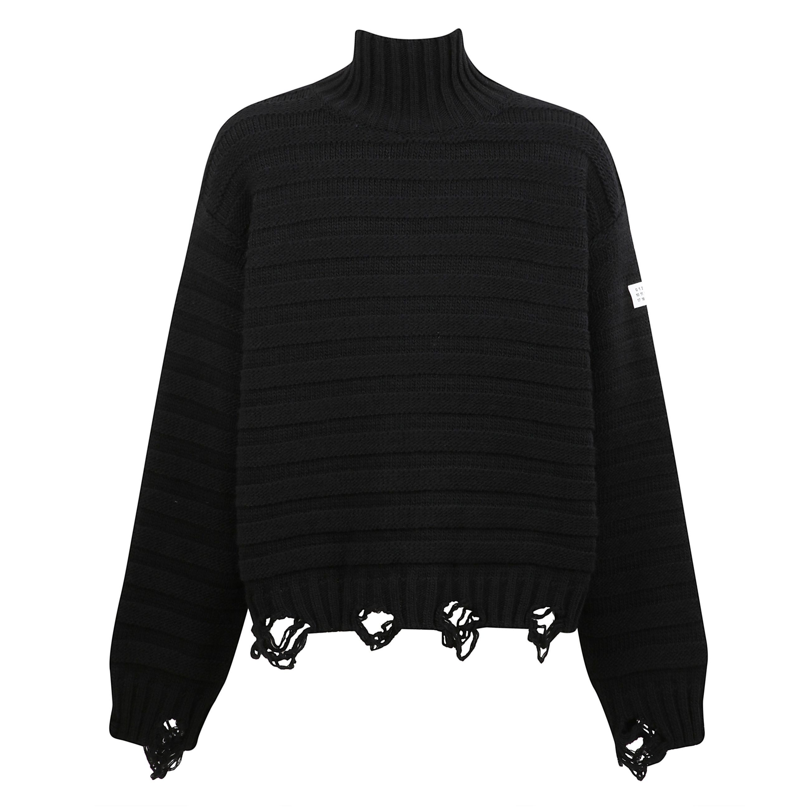 Maglione a collo dolcevita con fondo a costine, orlo e polsini con effetti sfilacciati. etichetta con logo numerico applicata sulla manica ed iconica cucitura a contrasto sul retro.