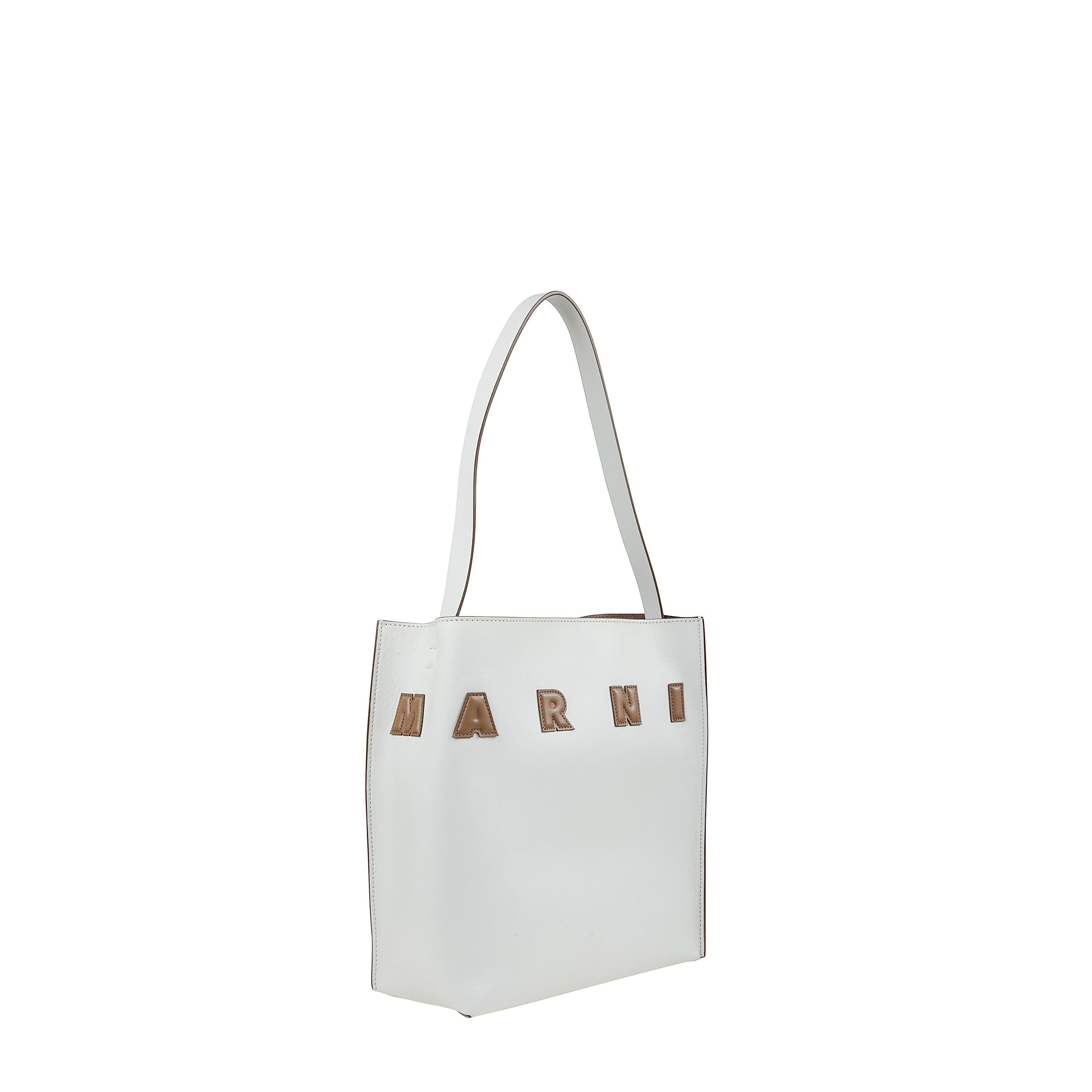 Borsa in pelle marrone. decorata con lettering marni a rilievo applicato sul davanti. design aperto con maniglia singola. interno foderato con etichetta logo ricamata. tasca zip.