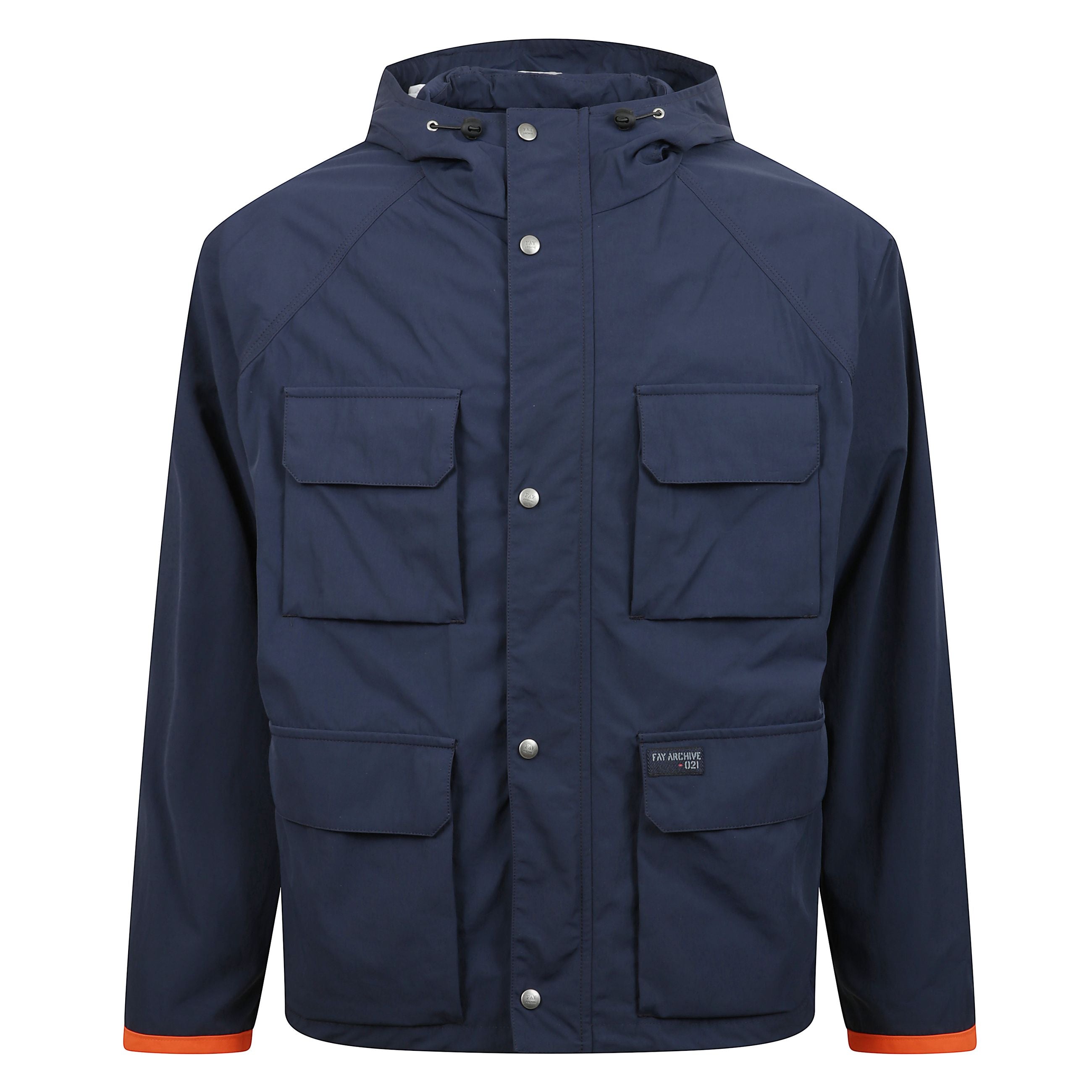 Parka fisherman con cappuccio realizzato in nylon reps con trattamento idrorepellente. caratterizzato da maniche raglan e una chiusura con zip e automatici personalizzati su finta controvento, presenta un impianto con quattro tasche a toppa con pattina e