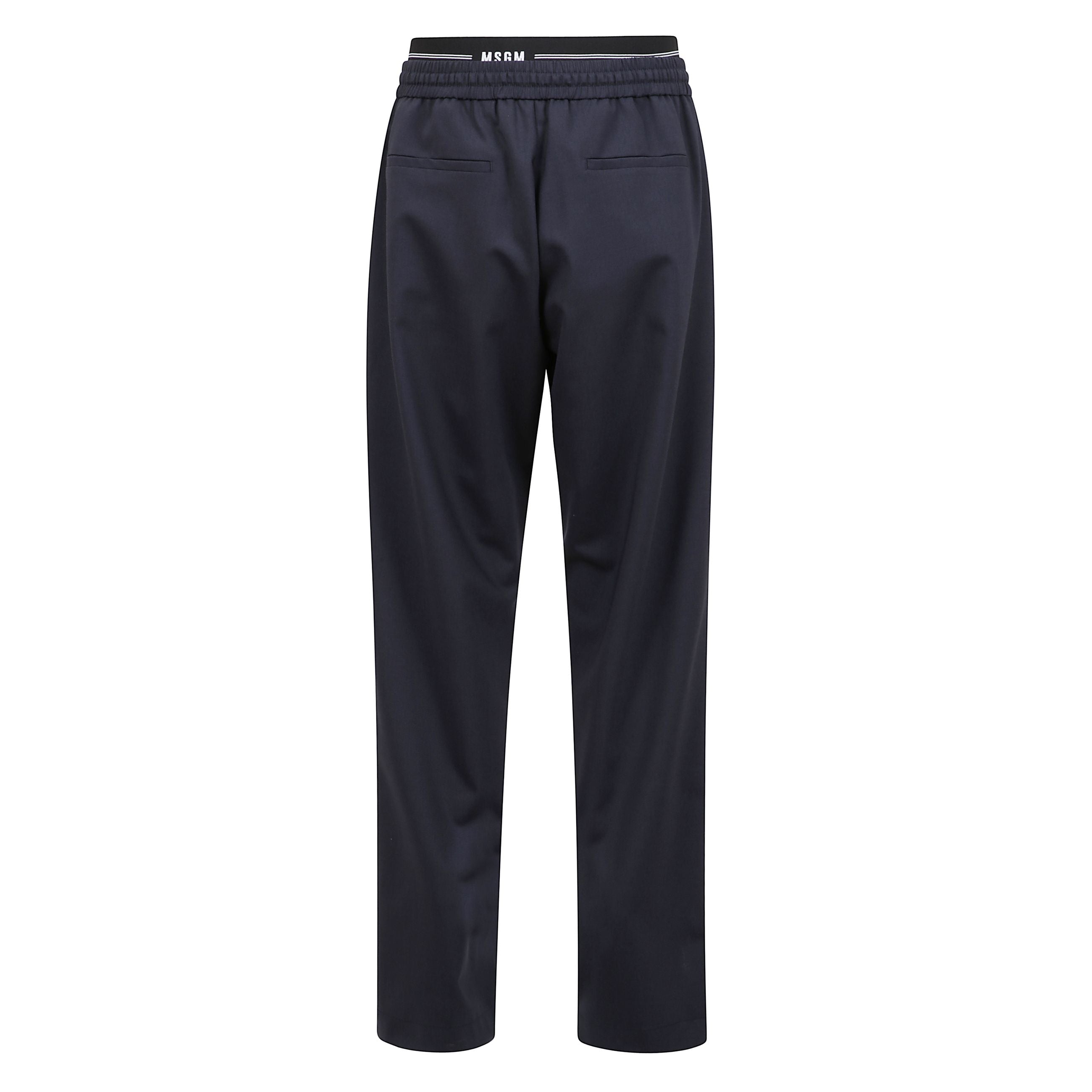 Pantalone a gamba ampia con elastico in vita con cordoncino e due tasche laterali a taglio.