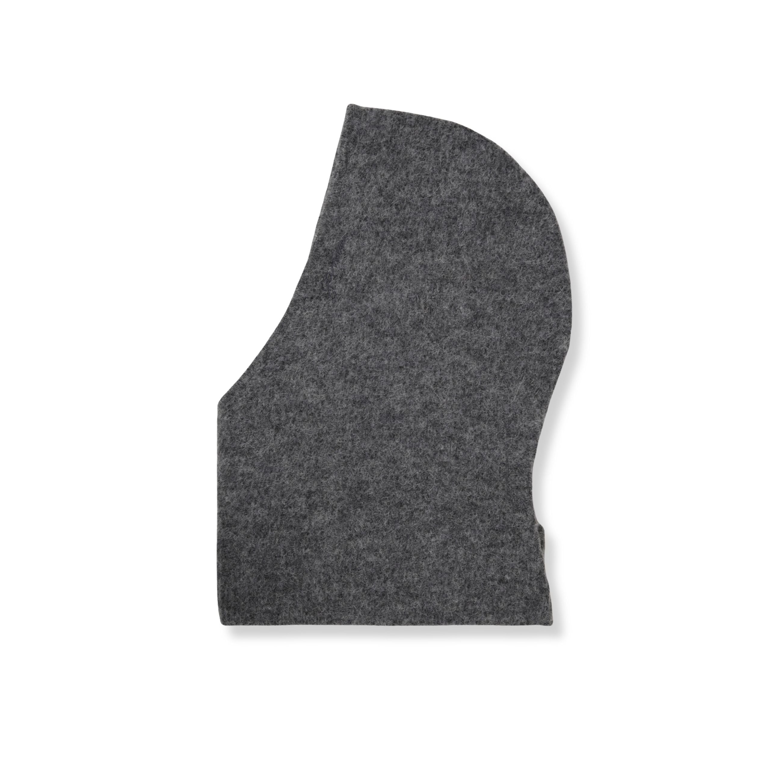 Balaclava in lana ganni. tessuto caldo e avvolgente. chiusura annodata con estensione a sciarpa.