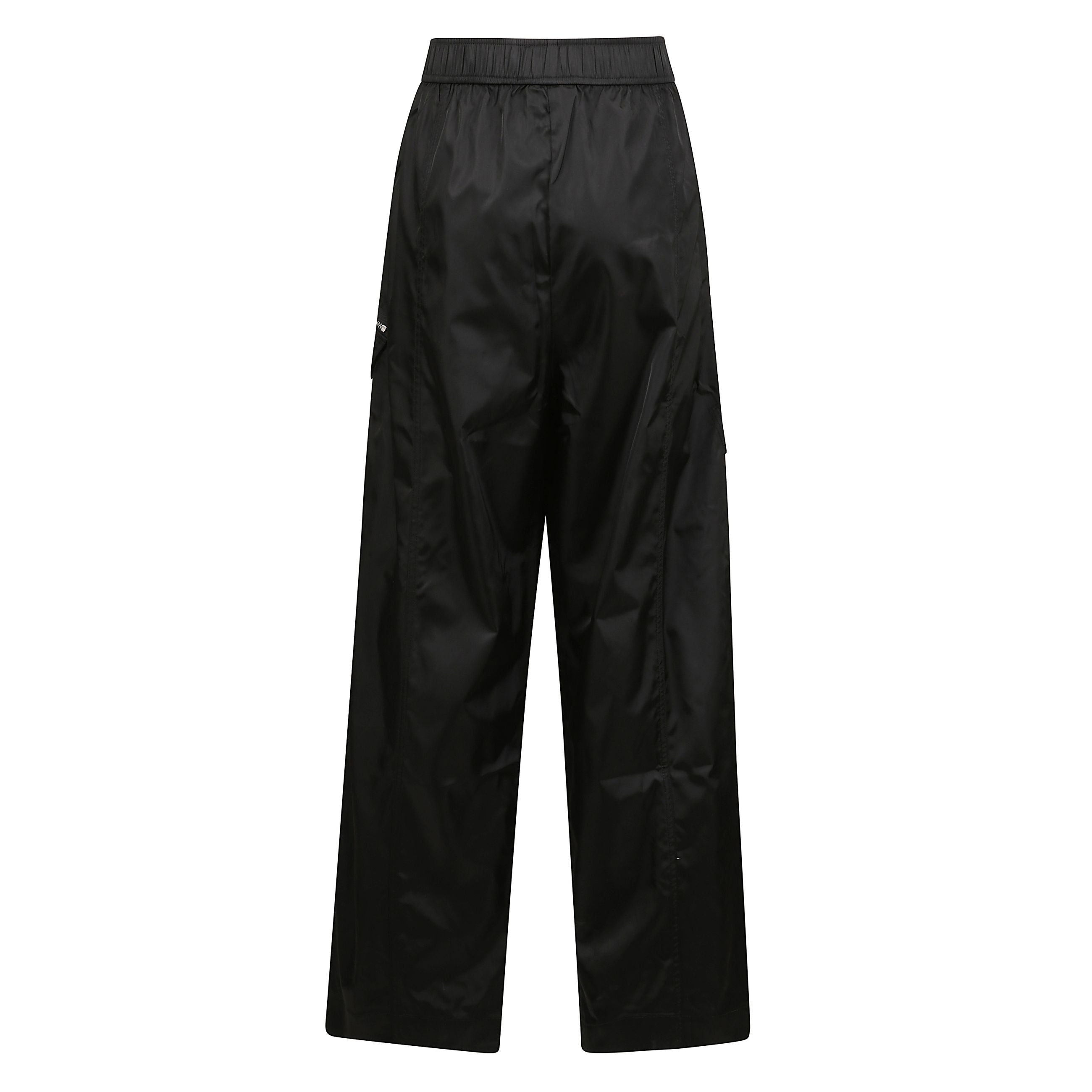 Pantaloni a vita alta elasticizzata con chiusura a coulisse. dettaglio di cuciture. tasche laterali e tasche cargo con chiusura a zip e bottoni.