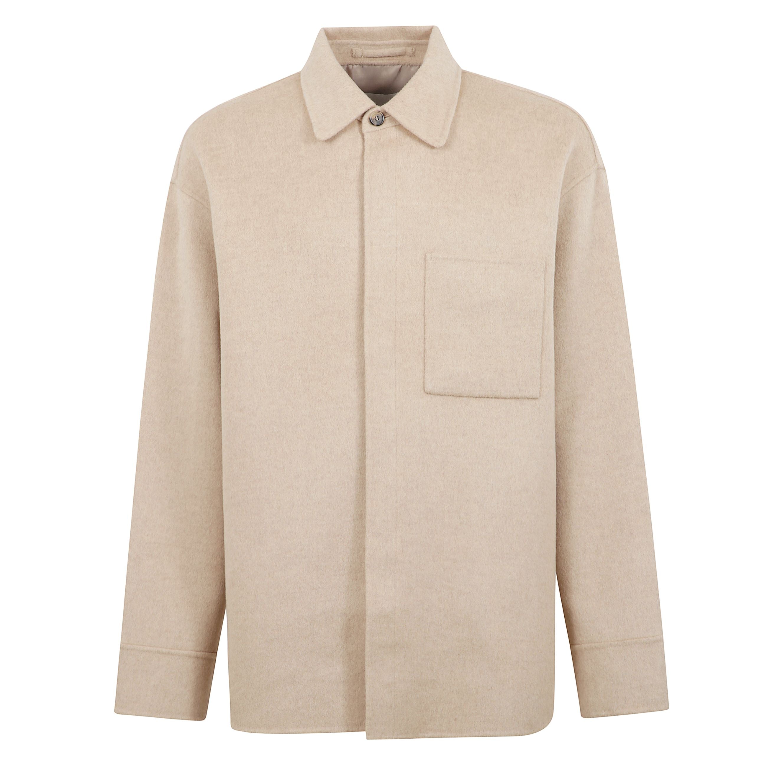 Giacca oversize con spalle scese e abbottonatura nascosta, con un bottone superiore a vista. taschino applicato sul petto e polsini con bottoni neri. toppa in pelle grezza con logo jwanderson sul retro. struttura sfoderata per un effetto fluido e senza te