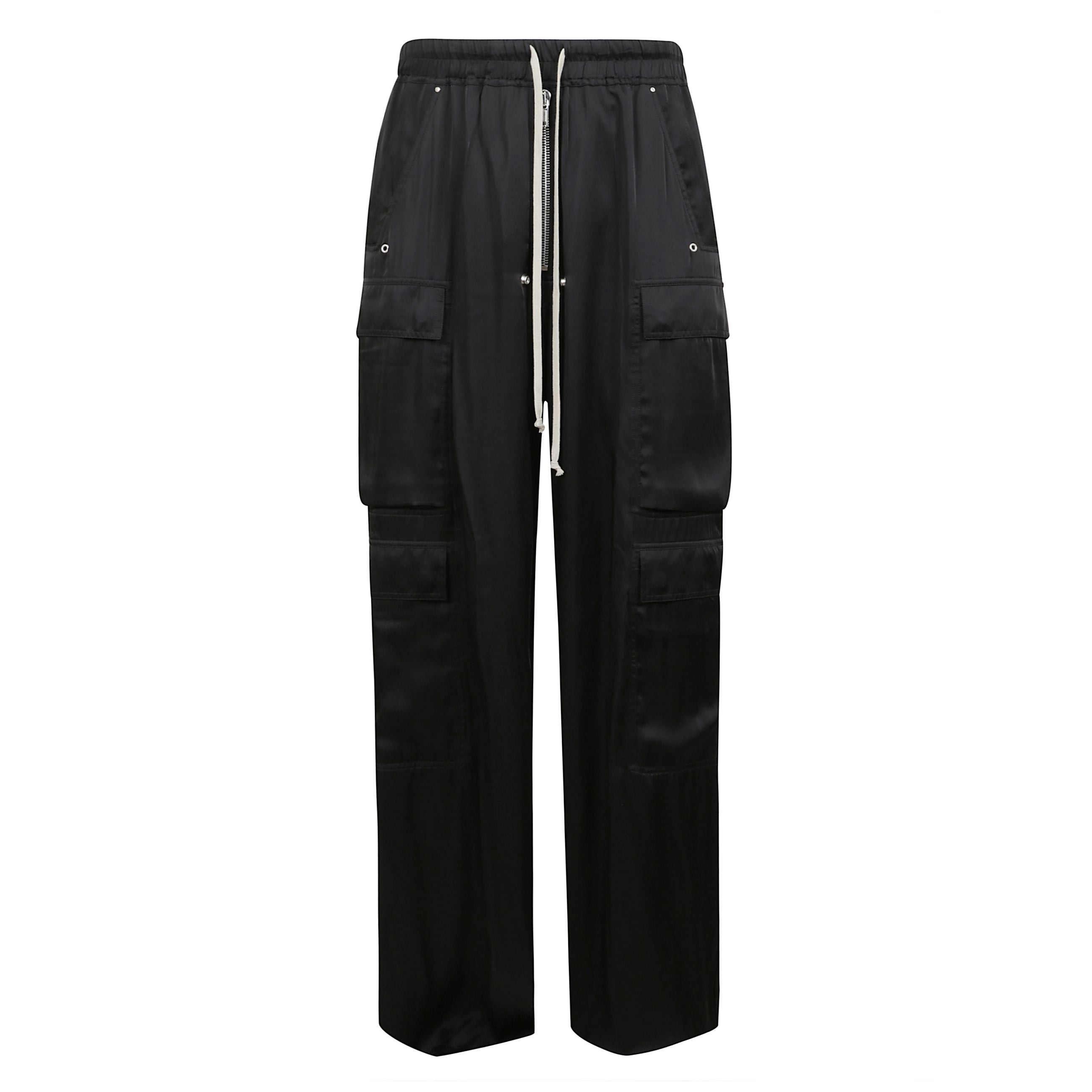 Pantaloni cargobelas full-length a cavallo basso e gamba larga a vita elasticizzata con coulisse e chiusura frontale, tasche laterali a filetto con rivetto, quattro tasche cargo smussate sulle gambe e due tasche posteriori a filetto con bottoni automatici