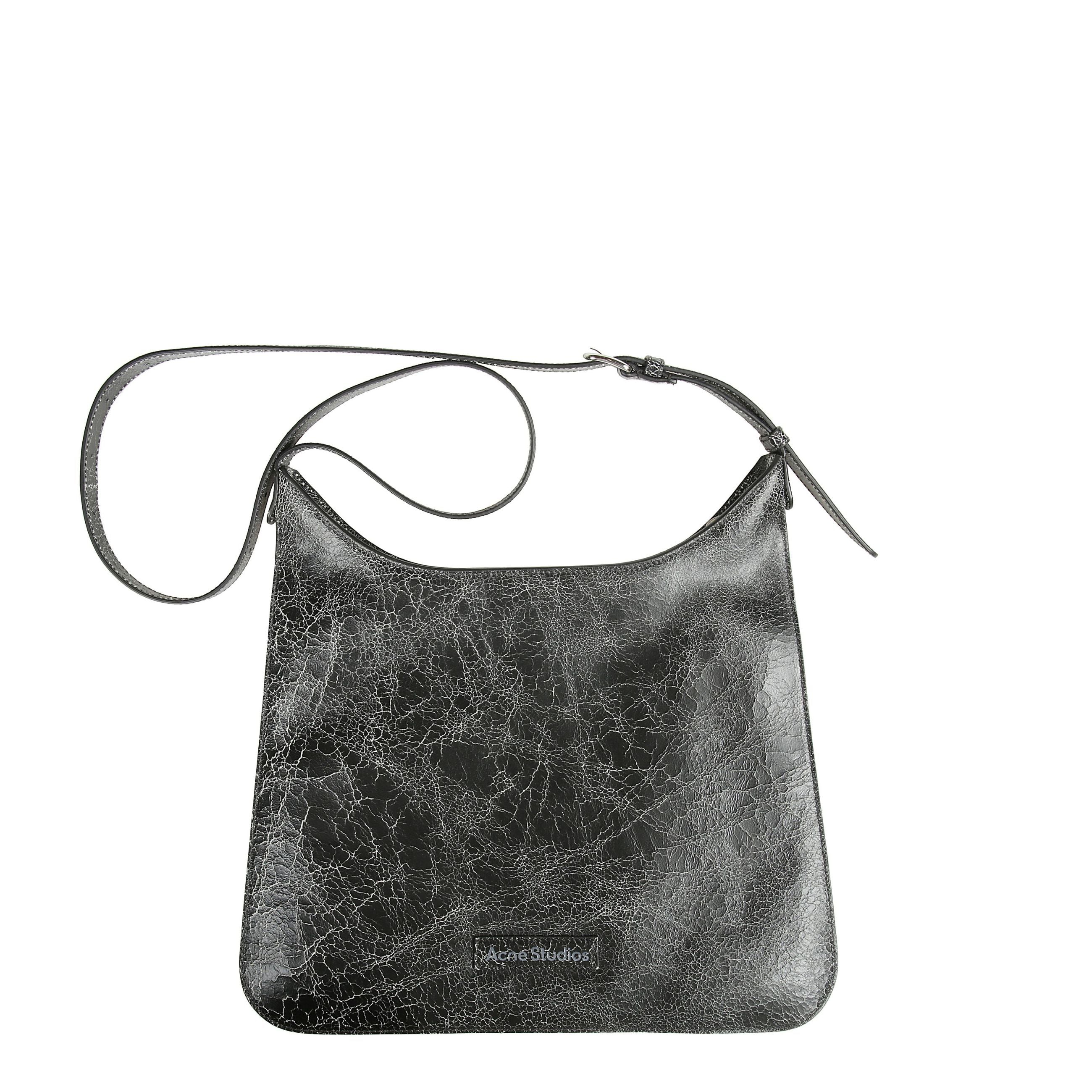 La borsa a tracolla platt ha una silhouette minimalista piatta, un top leggermente curvo con pieghe strutturate a fisarmonica sul lato e sulla base. in pelle con effetto screpolato. patch con logo acne studios in pelle sul davanti e specchio decorativo ri