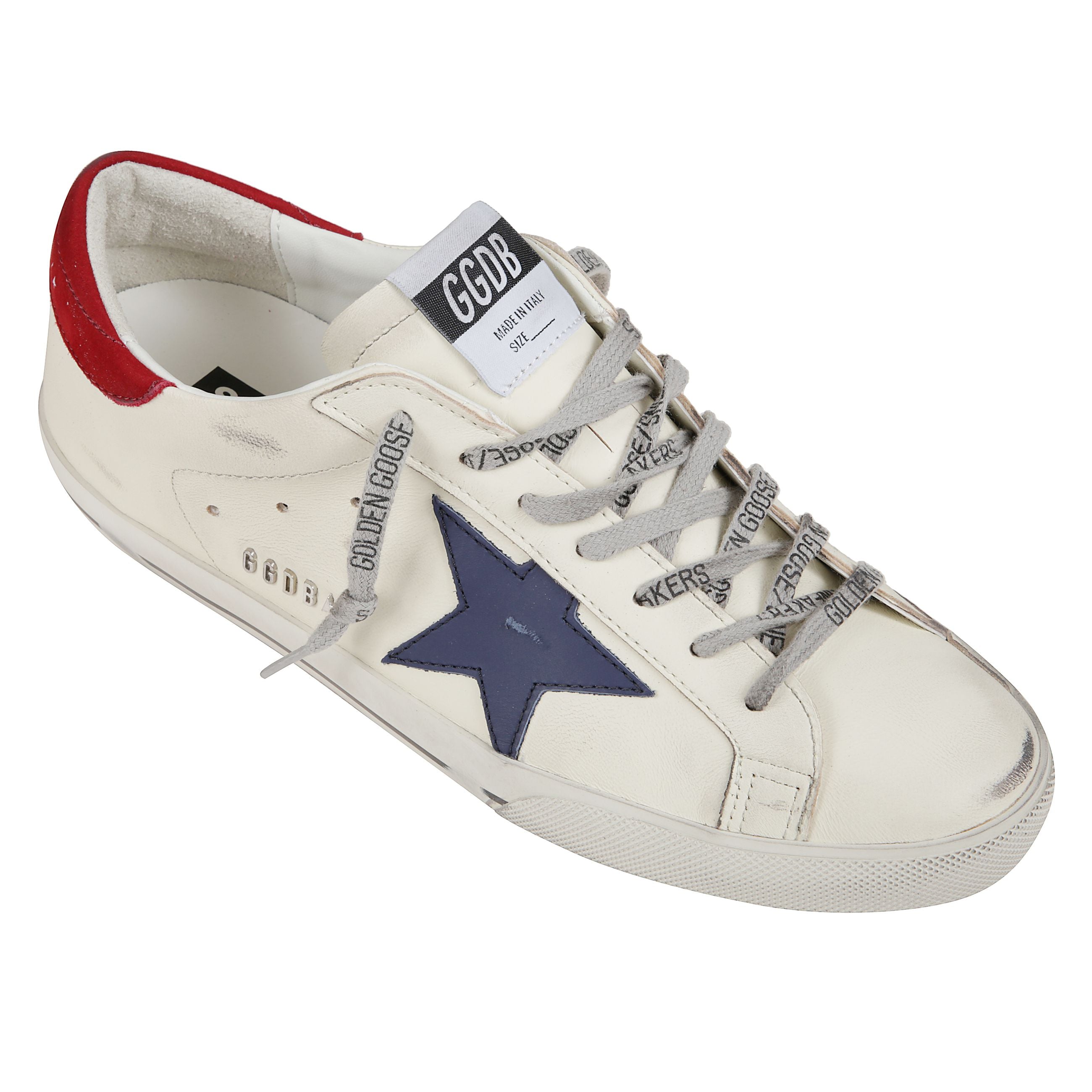 Sneakers iconiche golden goose in pelle bianca con stella in suede rosso e talloncino in pelle verde scuro. dettaglio retro in suede grigio ghiaccio e lacci grigi. effetto vintage. tomaia in pelle bovina, suola in gomma. fatte a mano in italia.