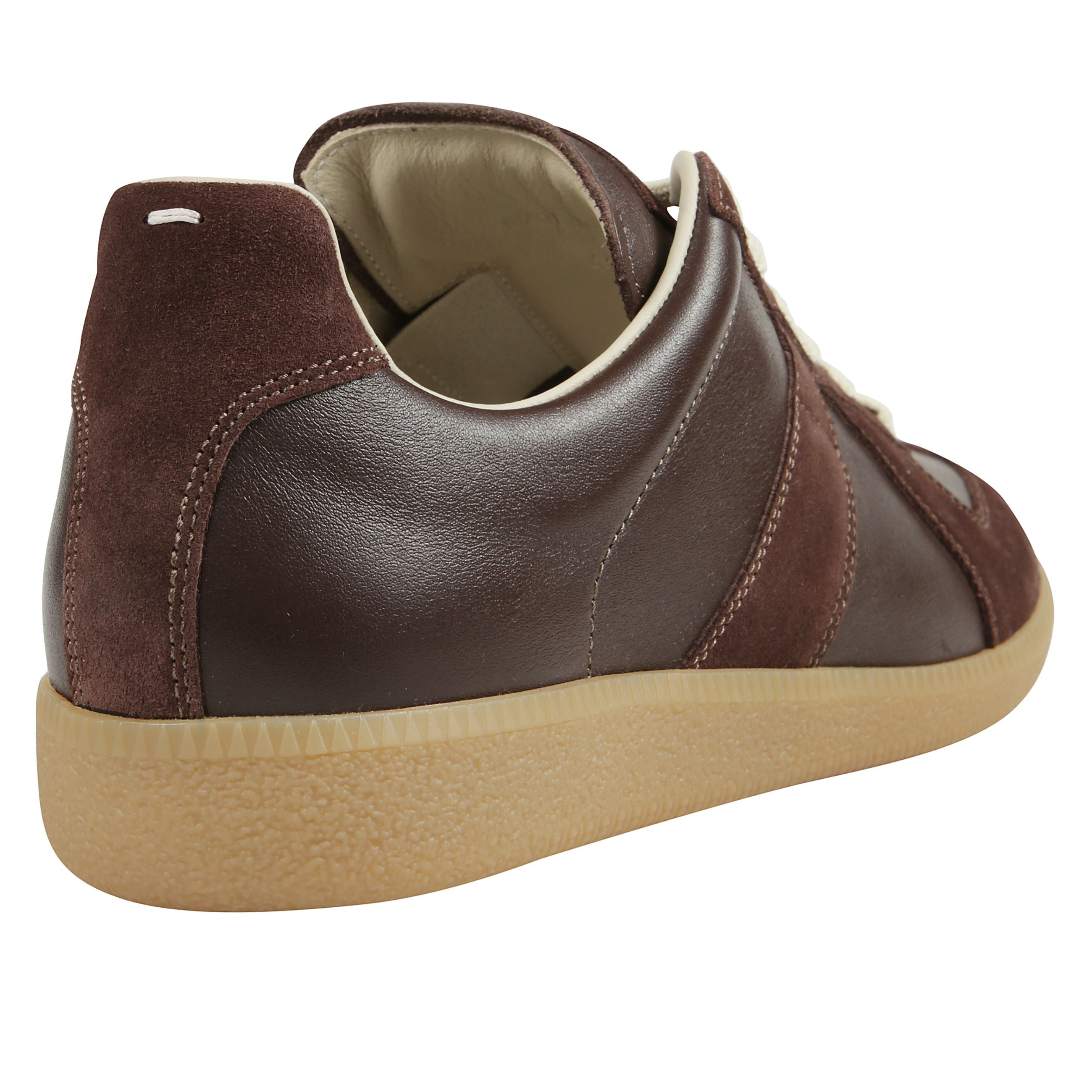 Sneakers in pelle con inserti in suede. punta tonda. lacci in cotone. suola piatta in gomma. logo numerico maison margiela cucito sulla linguetta.