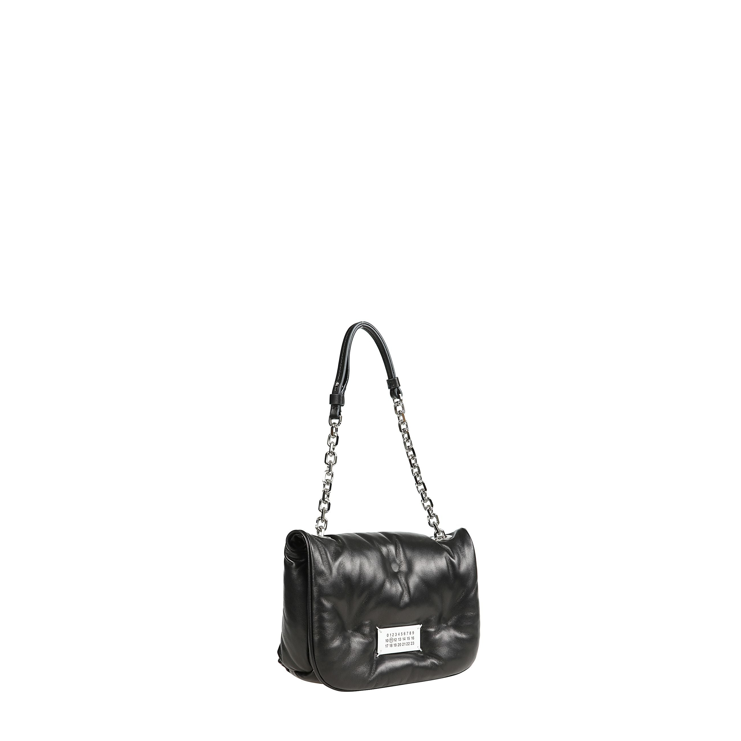 Borsa a spalla in nappa trapuntata di colore nero caratterizzata da chiusura magnetica, finiture metallicche color argento, tracolla in catena e pelle e scomparto unico interno. completa il design la tasca piatta sotto la patta e l'etichetta con numeric l