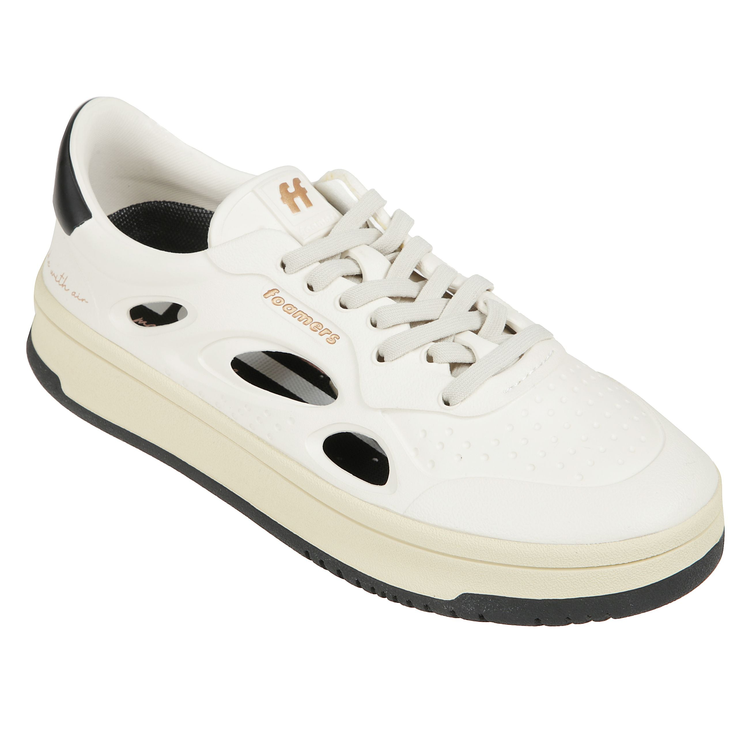 Sneakers foamers presentano la tomaia in pelle, la suola in gomma e il logo del brand sulla linguetta, sulla parte laterale e sul tallone, caratterizzate da un design innovativo con fori o aperture sui lati