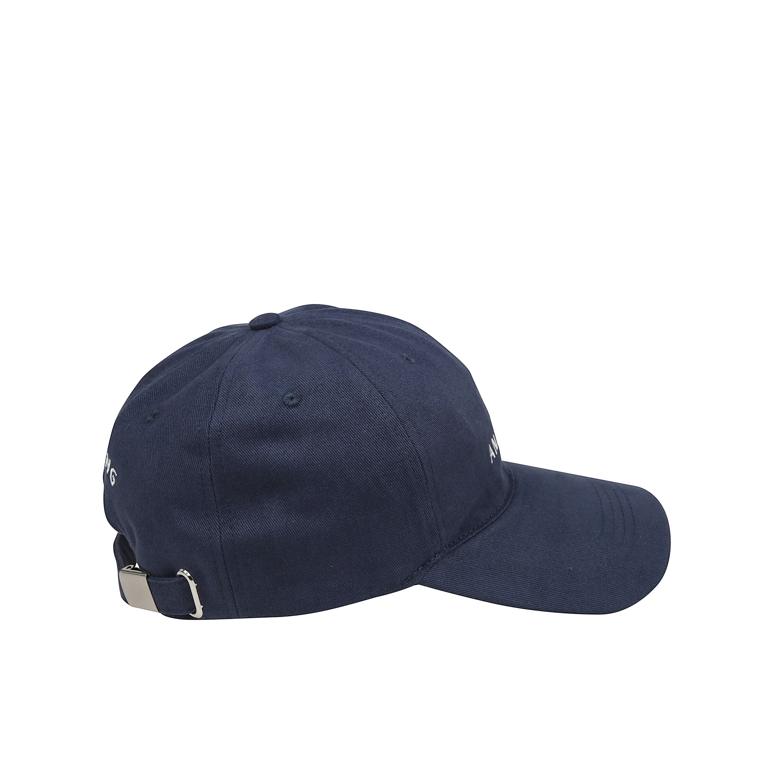 Cappello da baseball in twill di cotone, con cinturino posteriore regolabile per una vestibilità su misura. il logo ricamato a contrasto, presente sul fronte e sul retro, aggiunge un tocco distintivo e valorizza anche i look più essenziali.