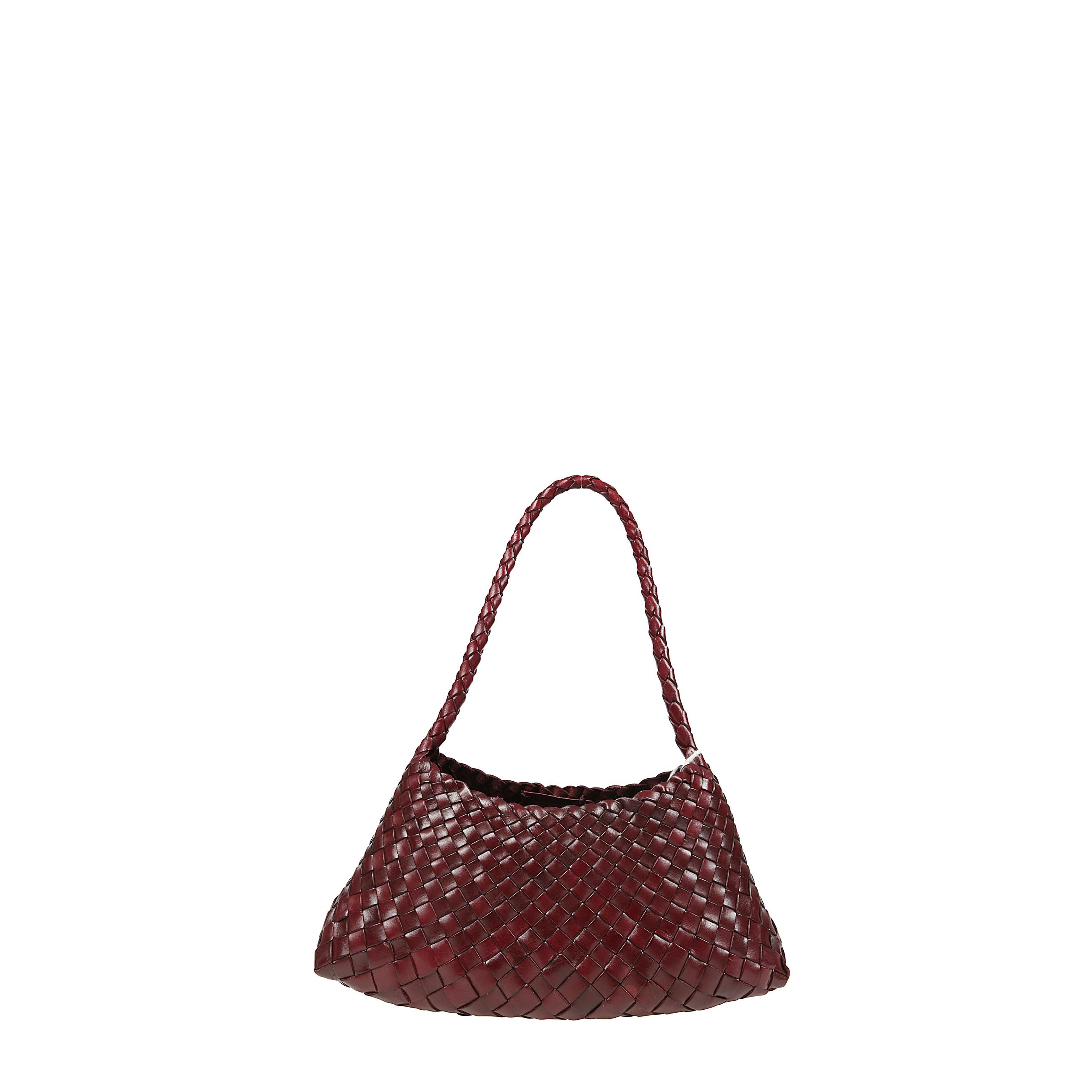 Rosanna mini di dragon diffusion. borsa a spalla con corpo a baguette. design in pelle intrecciata a mano. manici superiori in pelle intrecciata.