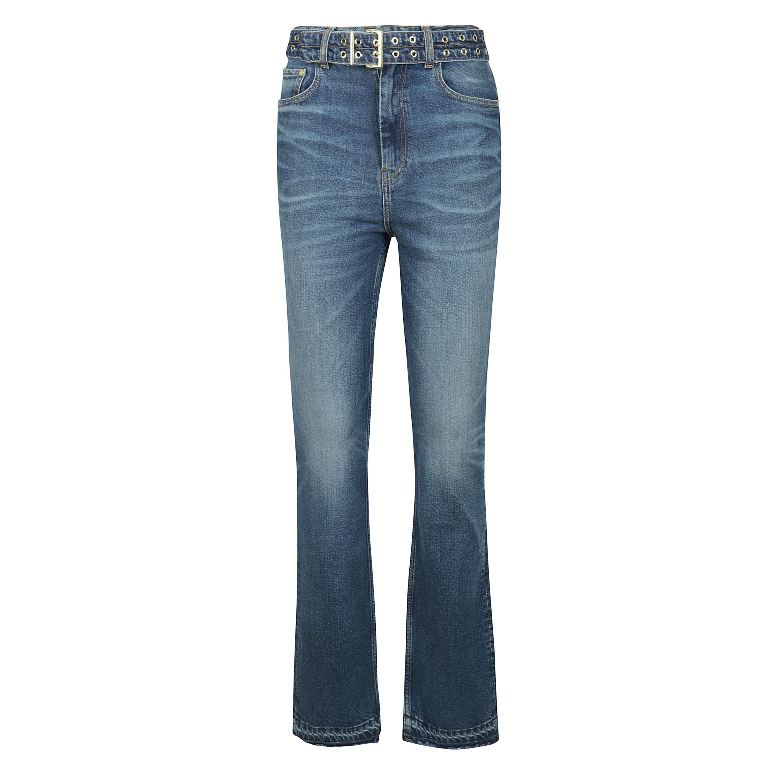 Questi jeans in denim blu sbiadito sono dotati di chiusura con zip e bottone, 5 tasche, passanti per la cintura e logo ganni sulla tasca posteriore. i jeans hanno una cintura coordinata con occhielli metallici e chiusura a fibbia.