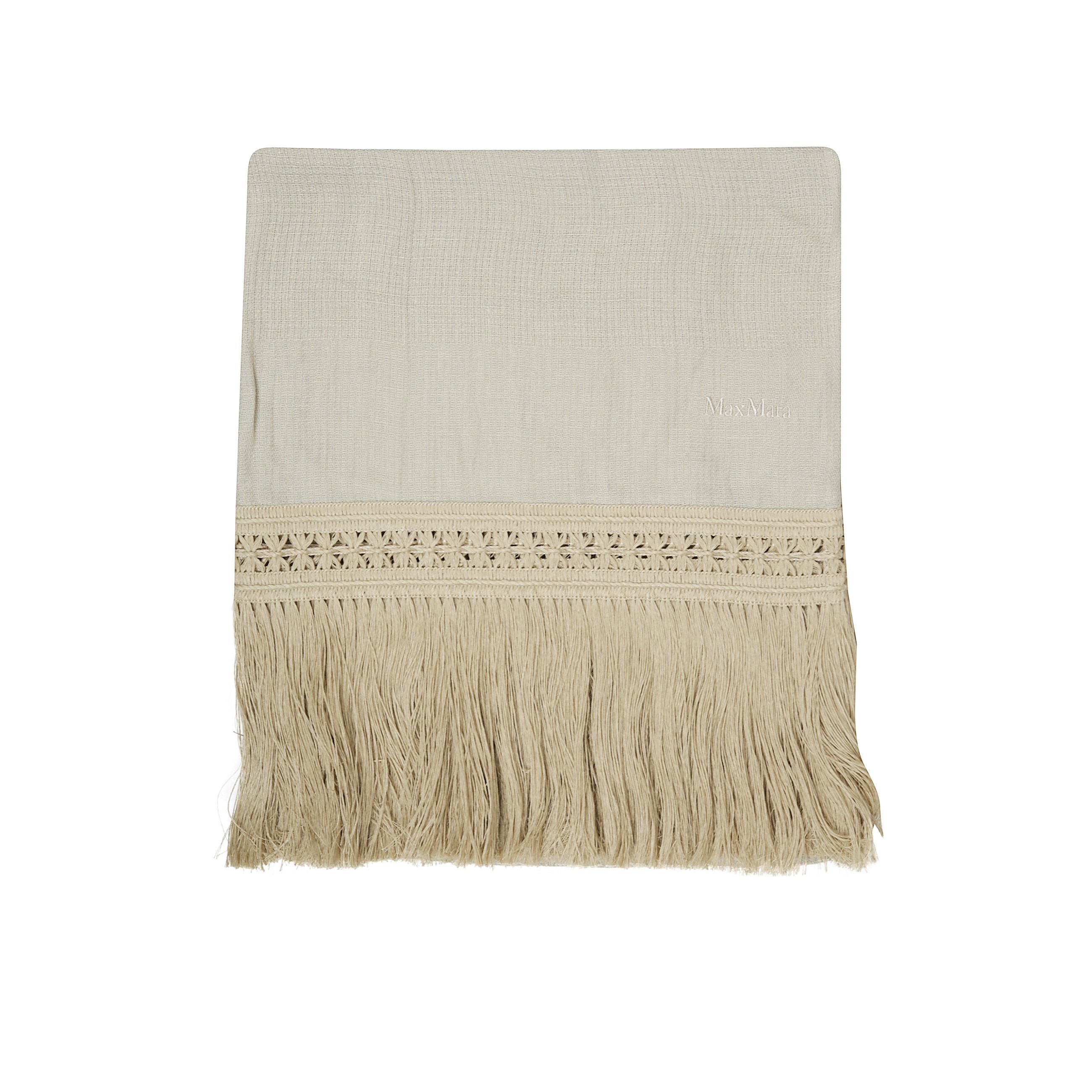 Stola in leggero filato di puro lino tinta unita con motivo a frange e dettagli in passamaneria sui lati corti. rifinita con logo max mara ricamato sul fondo