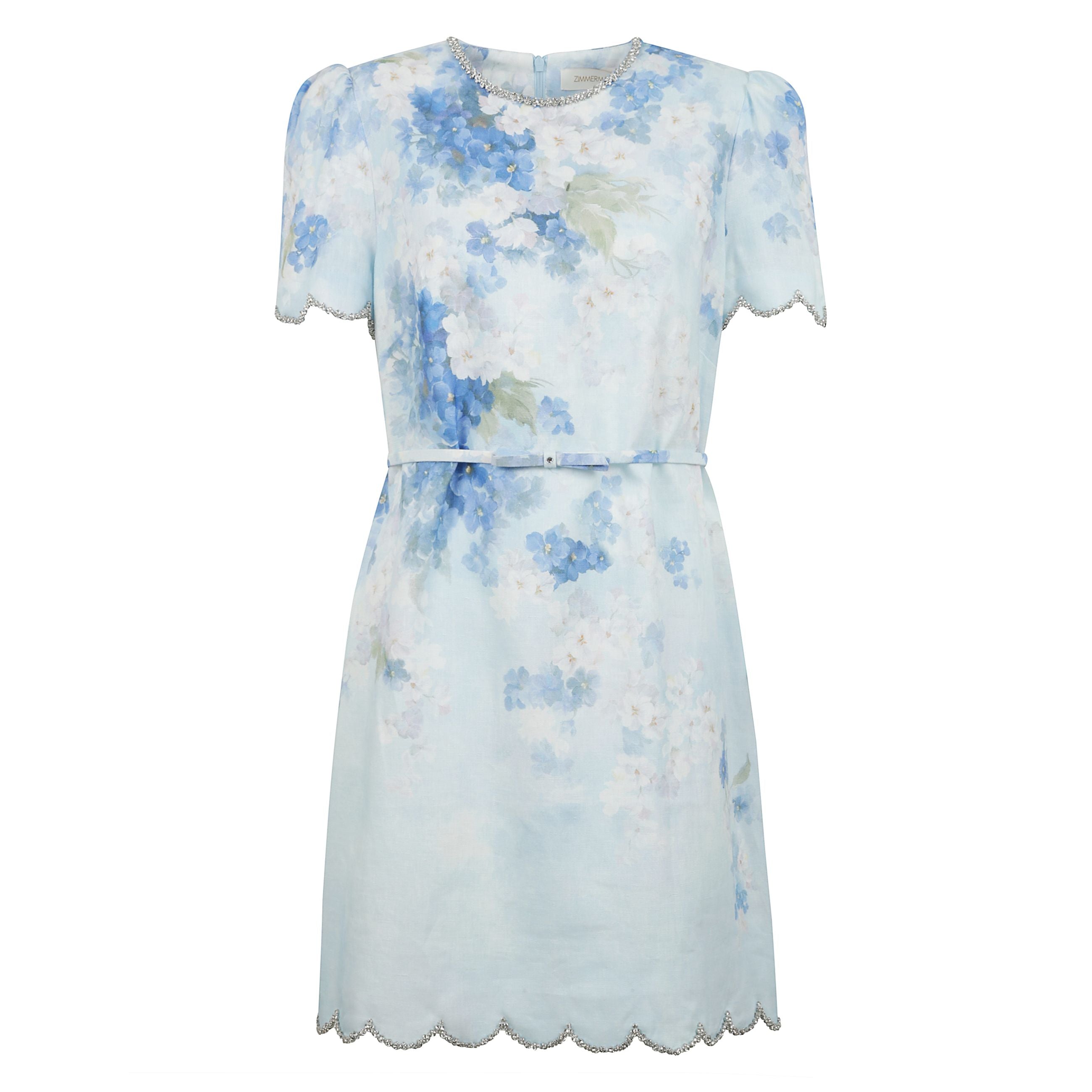 Abito smerlato crush nella tonalità blu floreale della nostra collezione cruise 2025, crush. miniabito in lino stampato e rifiniture smerlate con strass attorno alle maniche e sullâorlo, inserti in tulle sulla spalla e chiusura con cerniera invisibile