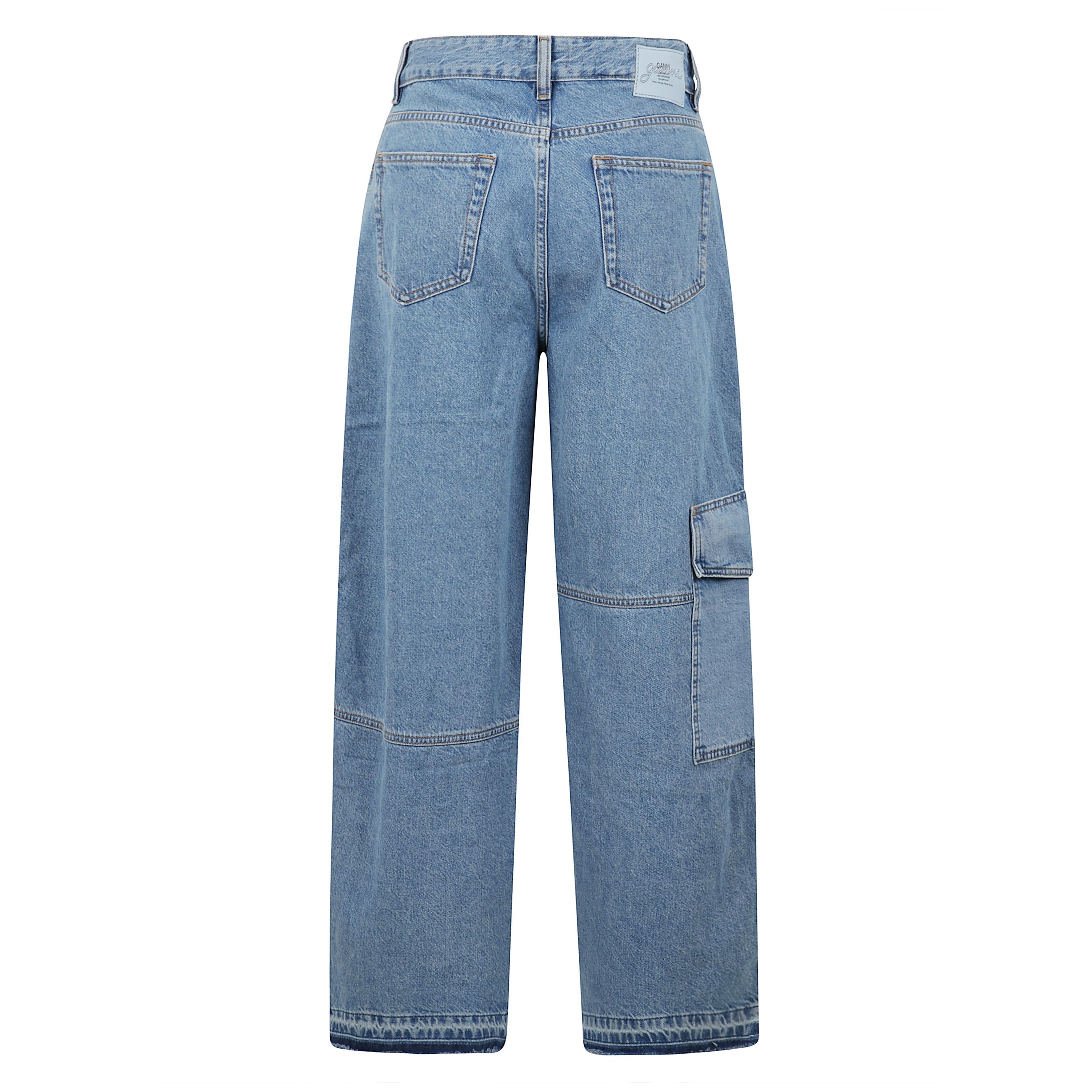 Jeans carpenter in denim broderie anglaise caratterizzati da un modello a 5 tasche con chiusura a cerniera e bottone, una tasca cargo, dettagli ricamati e un logo ganni sulla tasca posteriore.