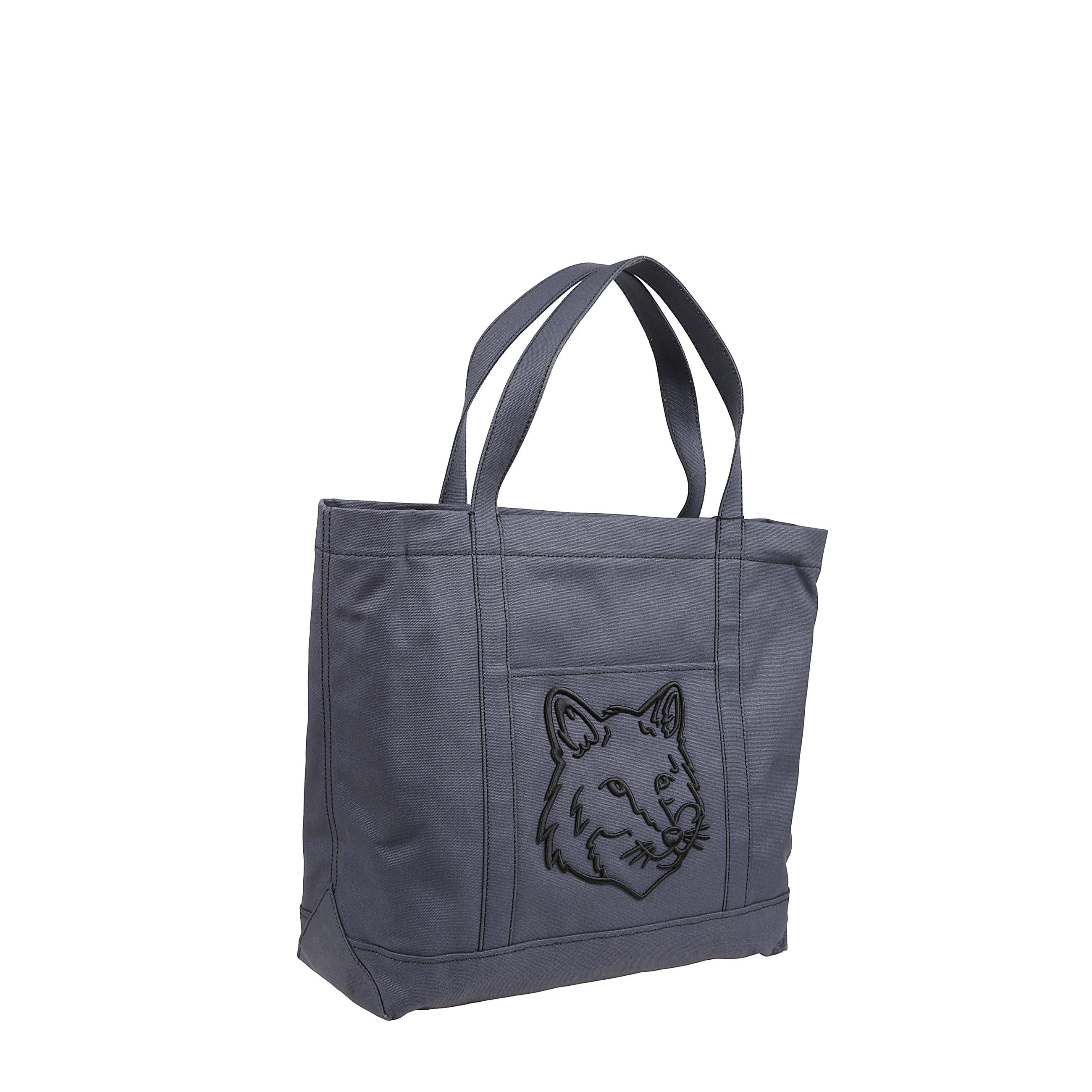 Fox head large tote di maison kitsuné con l'iconica volpe mitica occupa un posto d'onore sul davanti, rifinita con il logo ricamato sul retro.