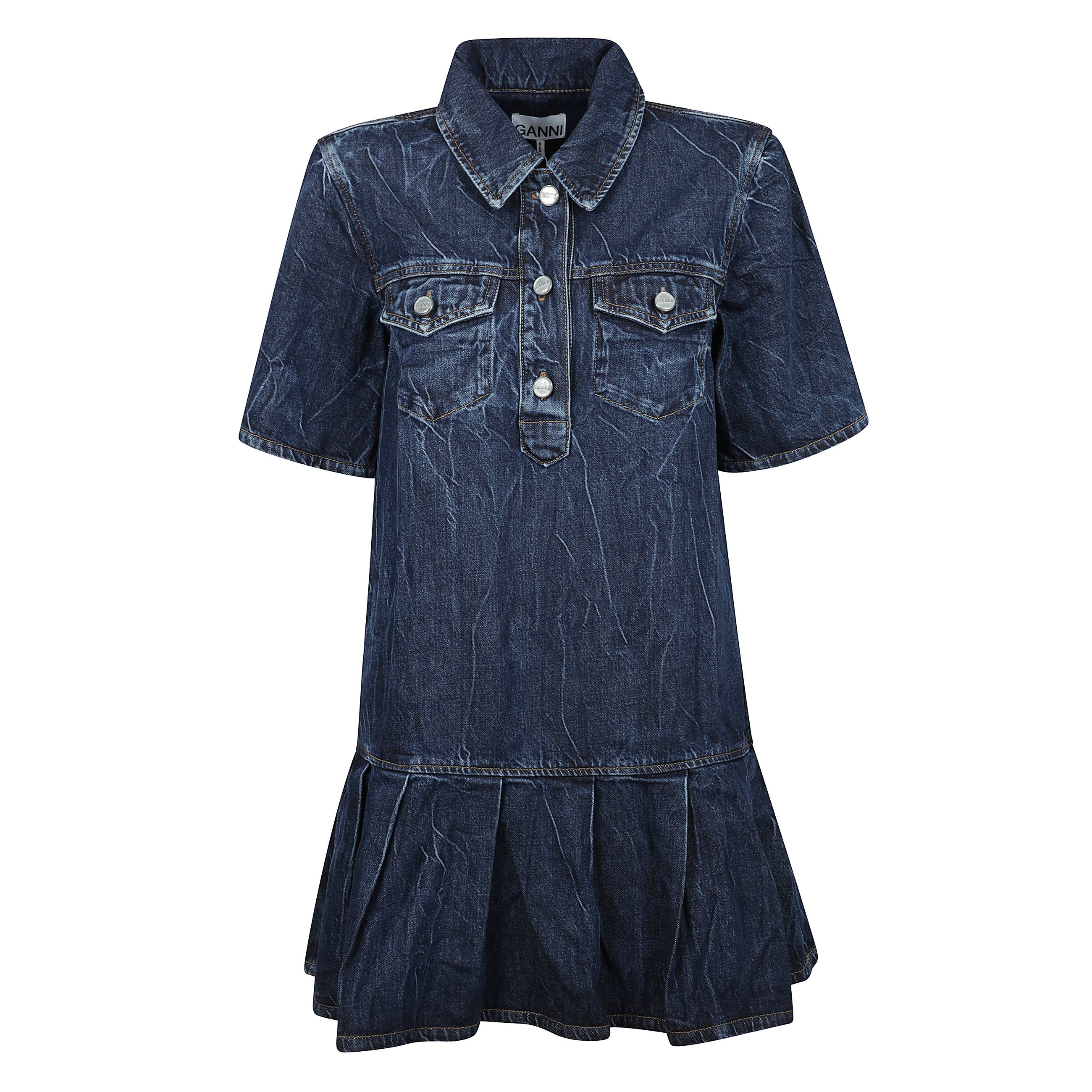 Questo abito in denim crinkle washed presenta un colletto, chiusura con bottoni, maniche corte, 2 tasche sul petto, tasche laterali e una gonna a pieghe.