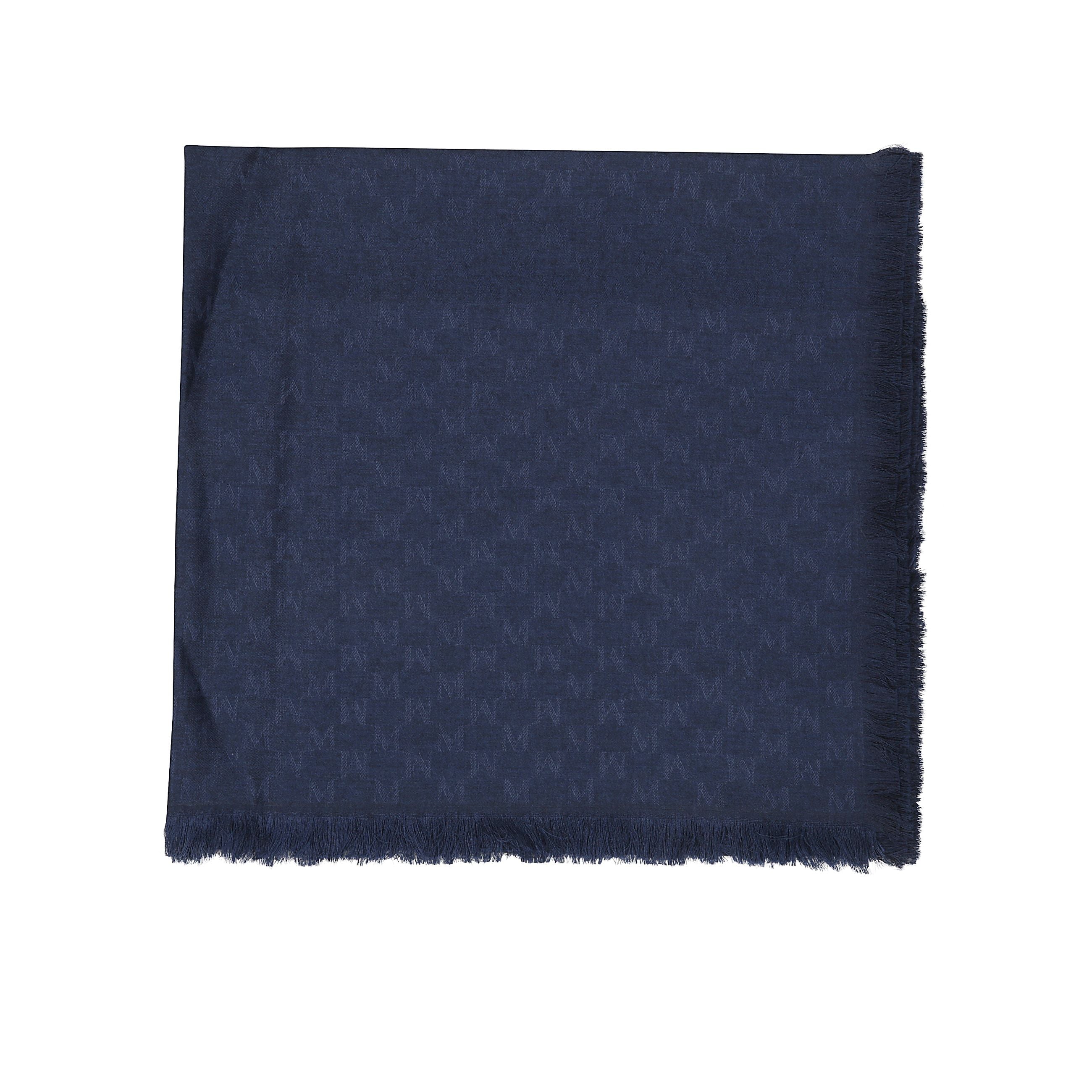 Stola in filato di lana e seta, impreziosita da una lavorazione jacquard che disegna all over il motivo m monogram tono su tono. rifinita con bordi sfrangiati