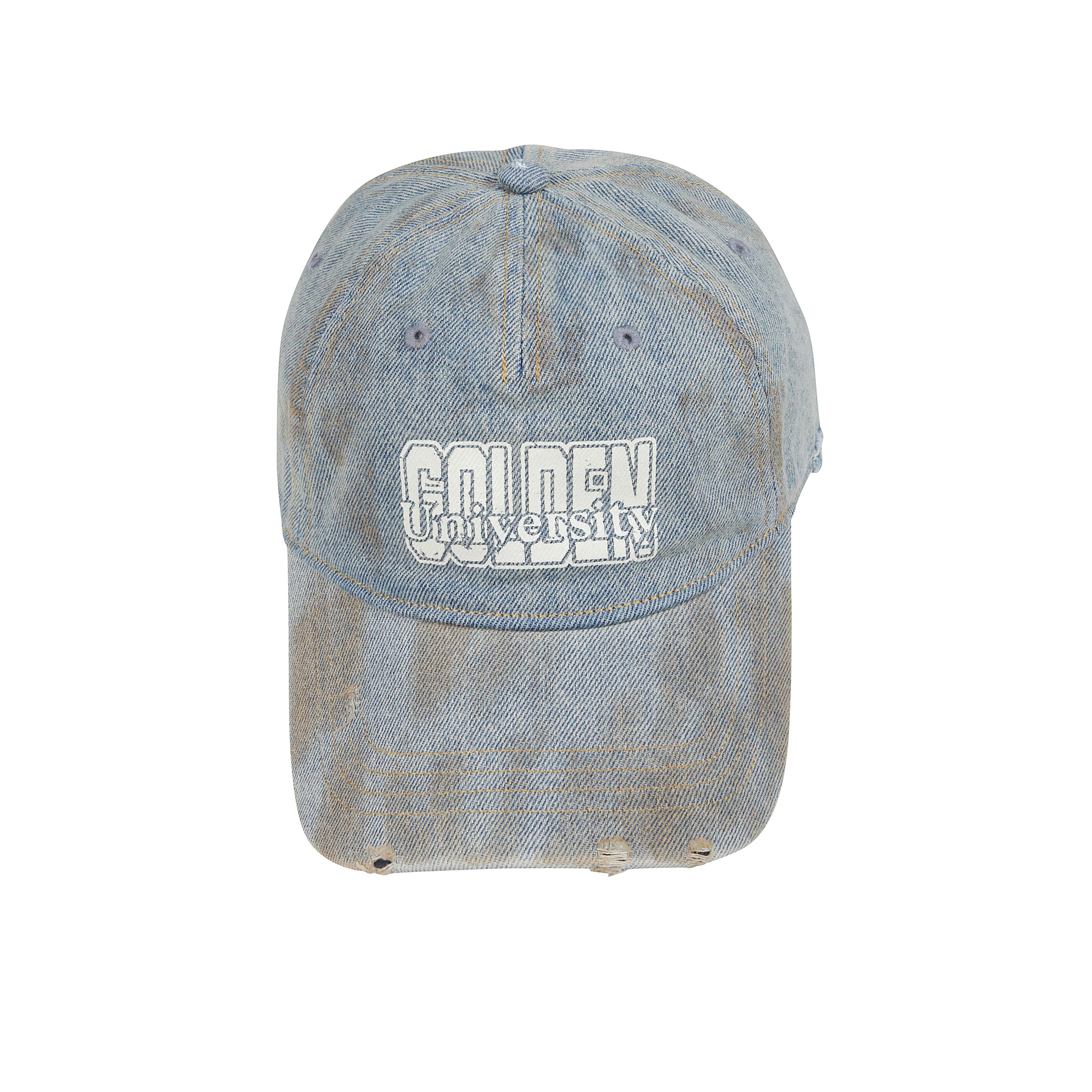 Berretto da baseball in denim. visiera curva. stampa con scritta golden university sul fronte. dettagli distressed, abrasioni e fori. stelline metalliche sul retro. cinturino regolabile con fibbia in metallo.