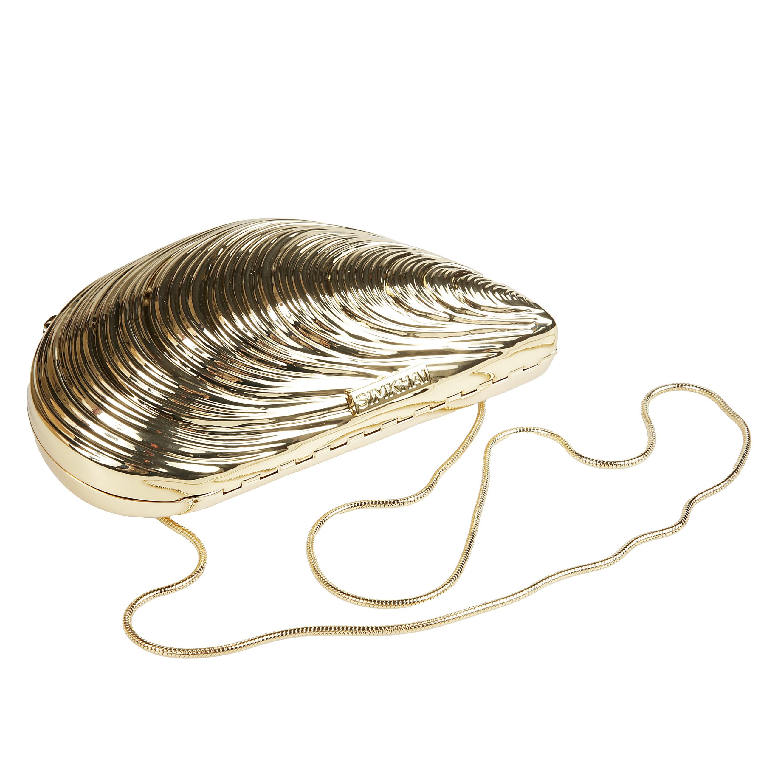 Clutch bridget metal oyster in oro. ispirata alla bellezza naturale del mare, questa clutch rigida in metallo fuso presenta uno splendido design a conchiglia. interno foderato e tracolla a catena rimovibile.