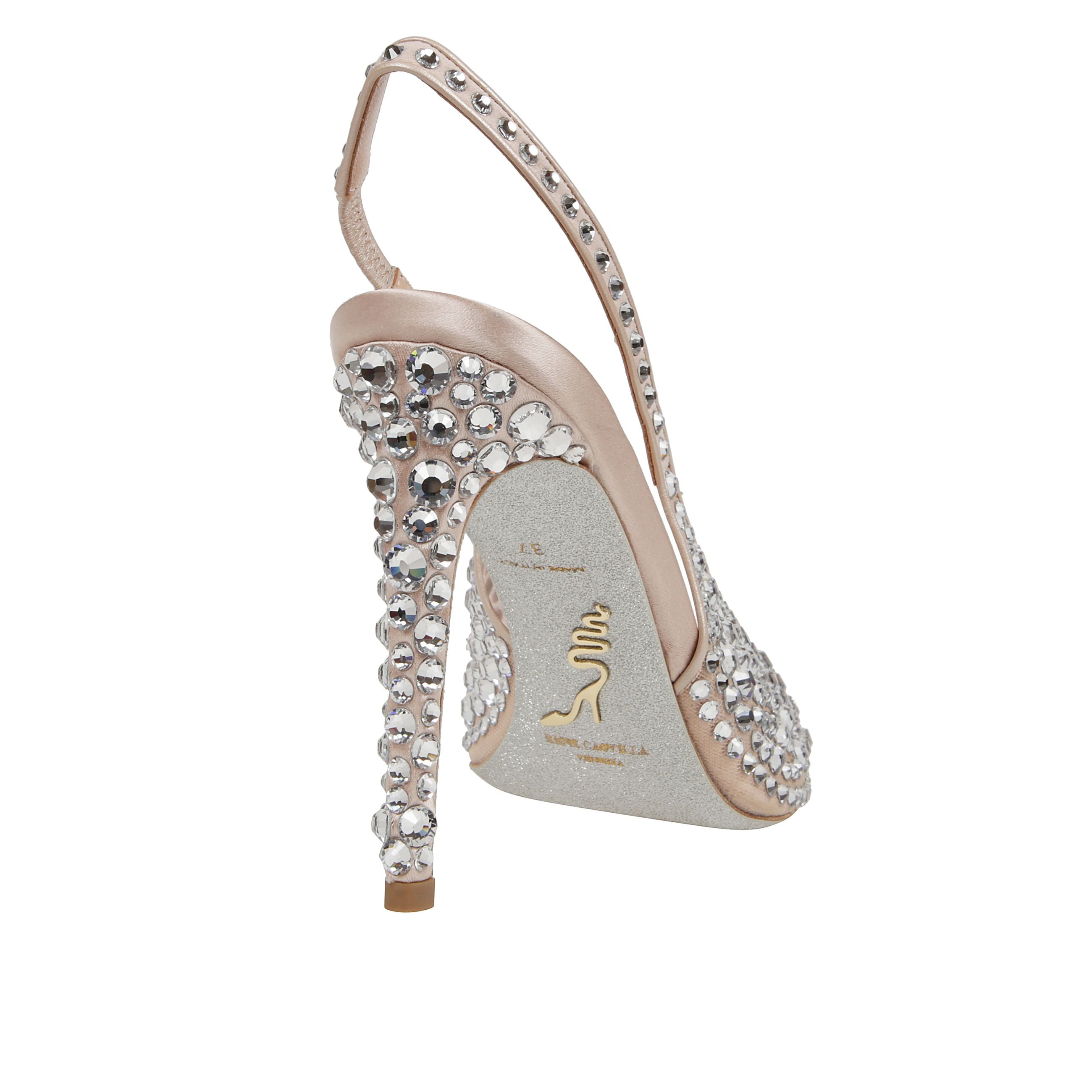 Lo scintillio della slingback gilda non passa inosservato, grazie ai 1220 cristalli dégradé che la ricoprono interamente, dalla punta al tacco a stiletto, facendola risaltare nella notte. un modello glam-rock dal carattere deciso, in una nuance nude per