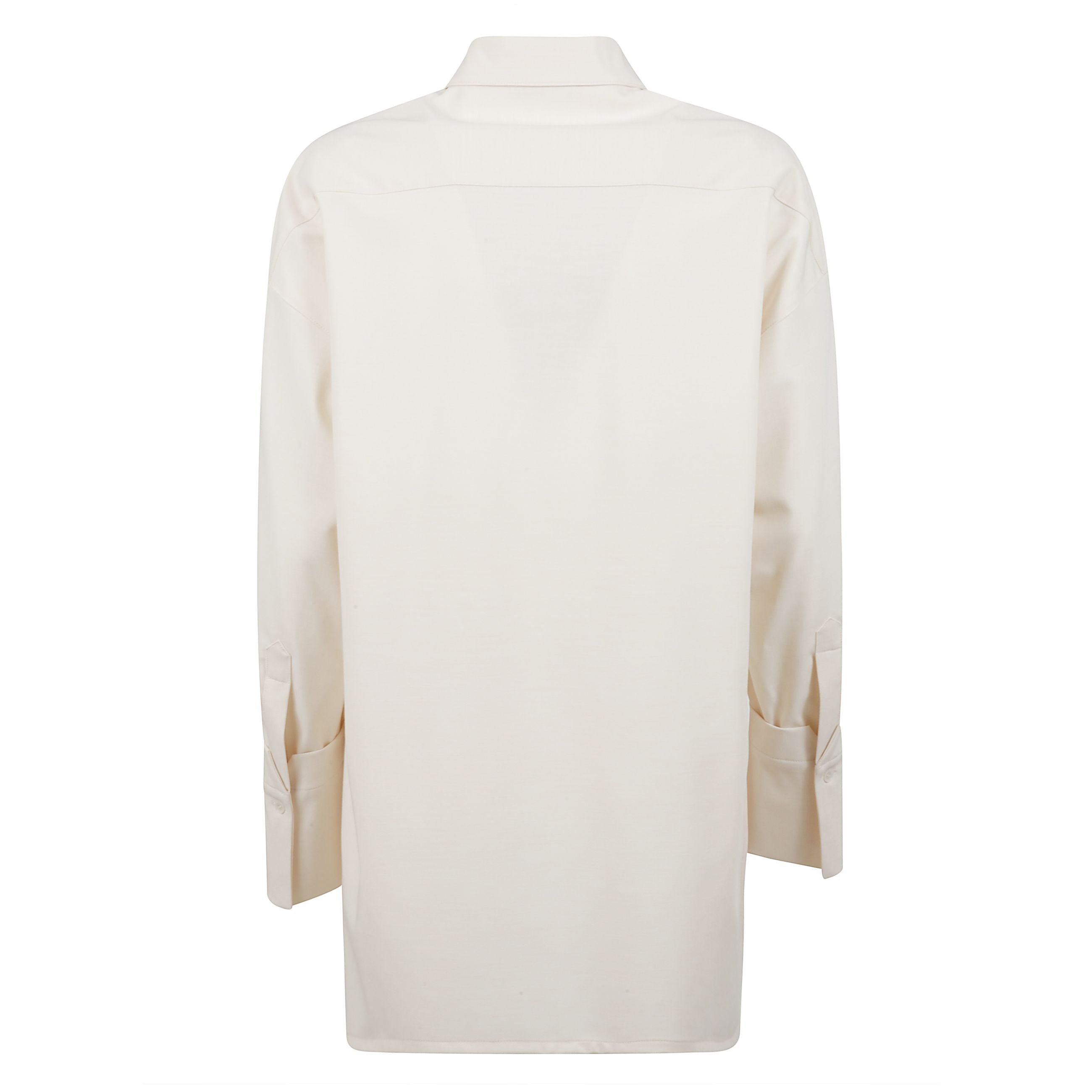 Camicia bianca linea sartoriale con colletto stile polo. spilla color beige e oro rimovibile applicata sul davanti.