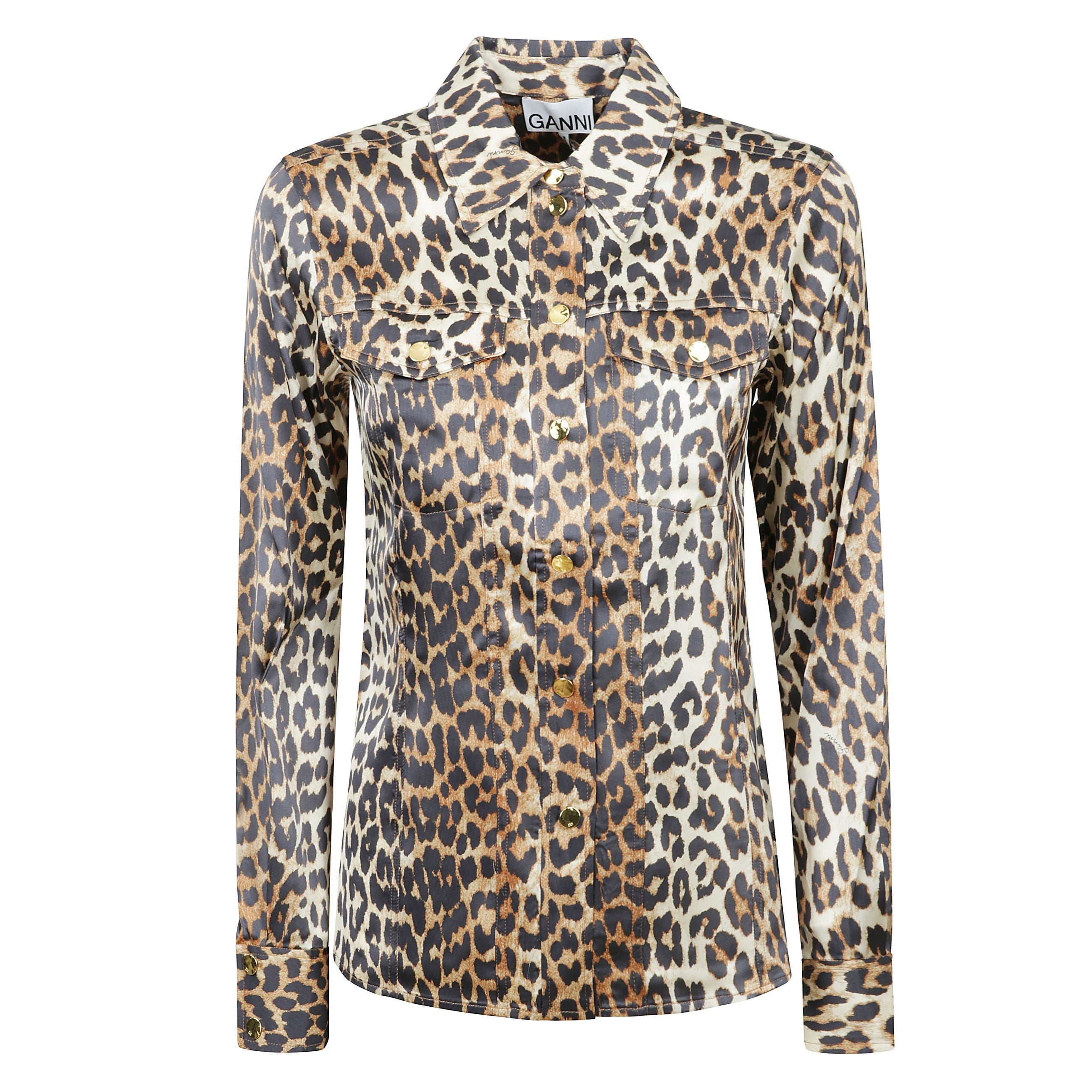 Questa camicia in raso stampa leopardo presenta un colletto e una chiusura con bottone frontale. la camicia ha maniche lunghe con polsini abbottonati e tasche anteriori.