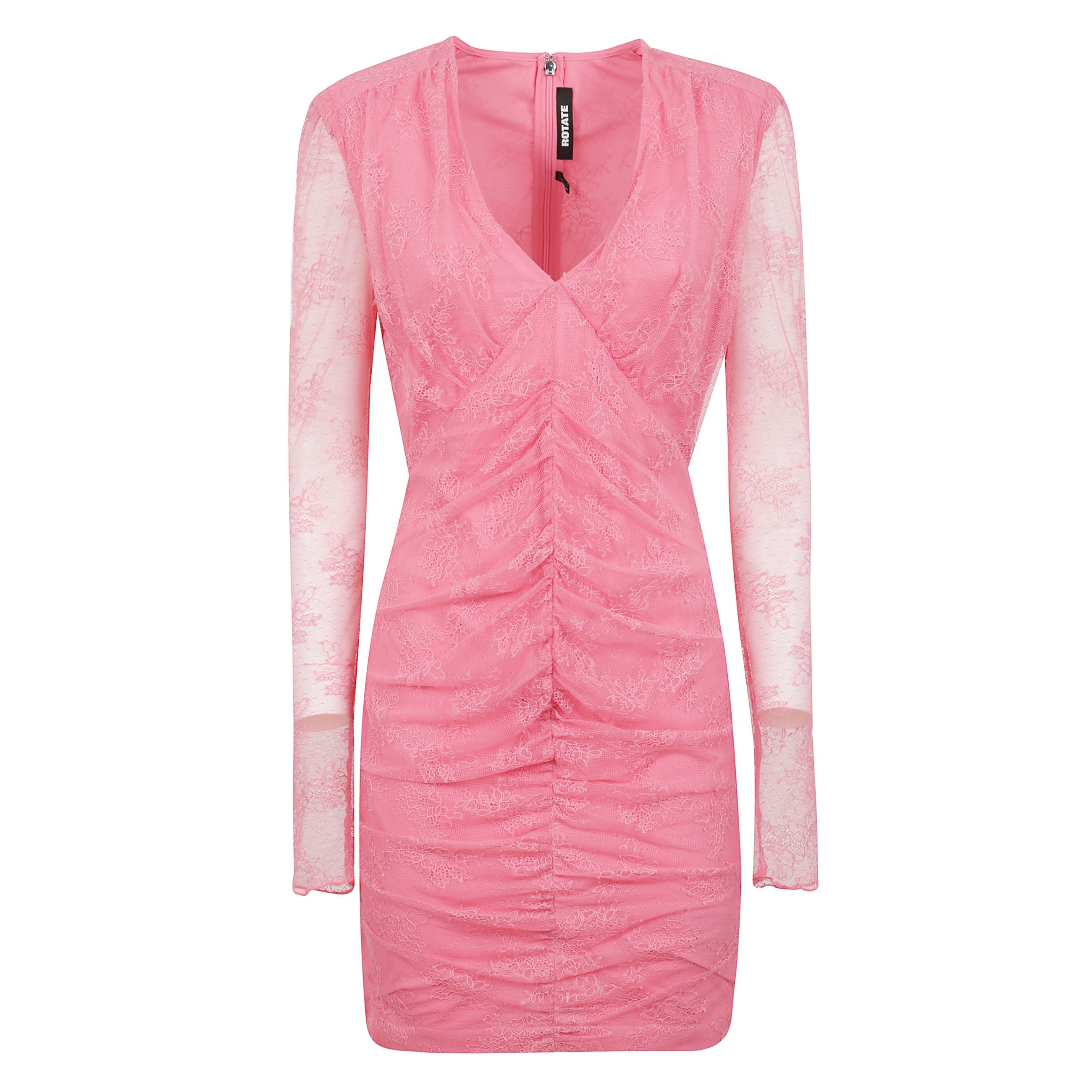Lace mini dress presenta una scollatura a v con maniche lunghe e dettagli in pizzo intricato in tutto. la silhouette aderente è accentuata dai dettagli arricciati, mentre una zip posteriore completa l'elegante design mini.