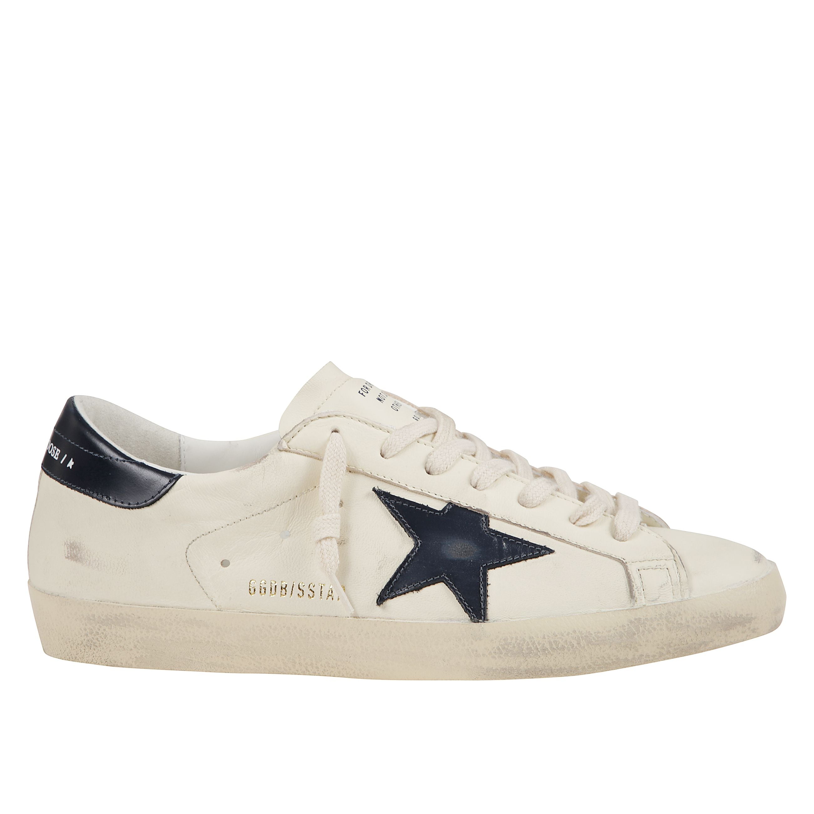 Sneaker in pelle liscia beige con lavorazione effetto vintage. suola in gomma e chiusura con lacci. patch a forma di stella applicata lateralmente e logo golden goose visibile. inserto a contrasto sul tallone.