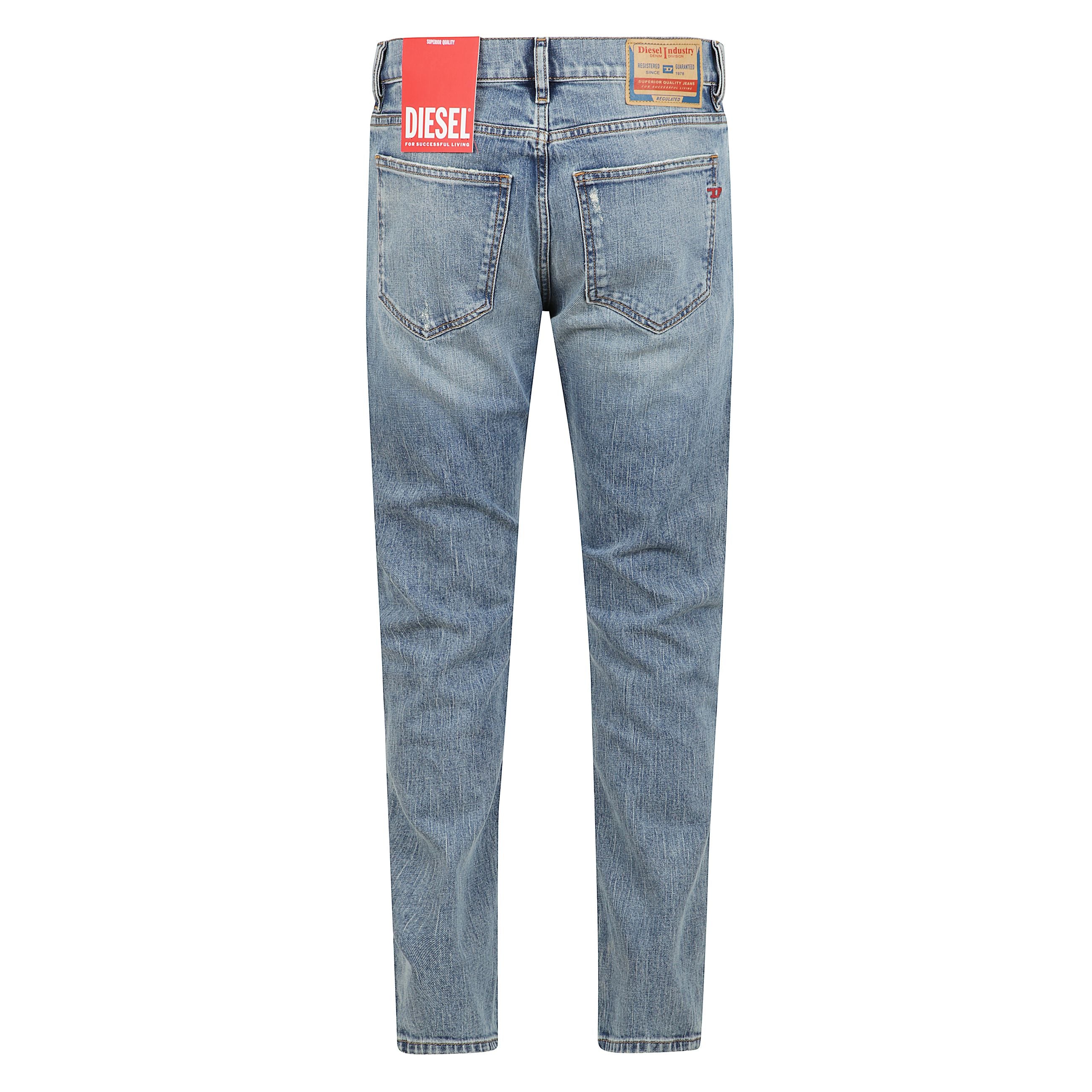 Slim fit con vita media e gamba slim. la costruzione è caratterizzata da linee pulite e confortevoli, che limitano l'arricciamento della gamba.
ispirato all'estetica destroyed tipica dei jeans diesel, questo denim comfort blu chiaro è caratterizzato da