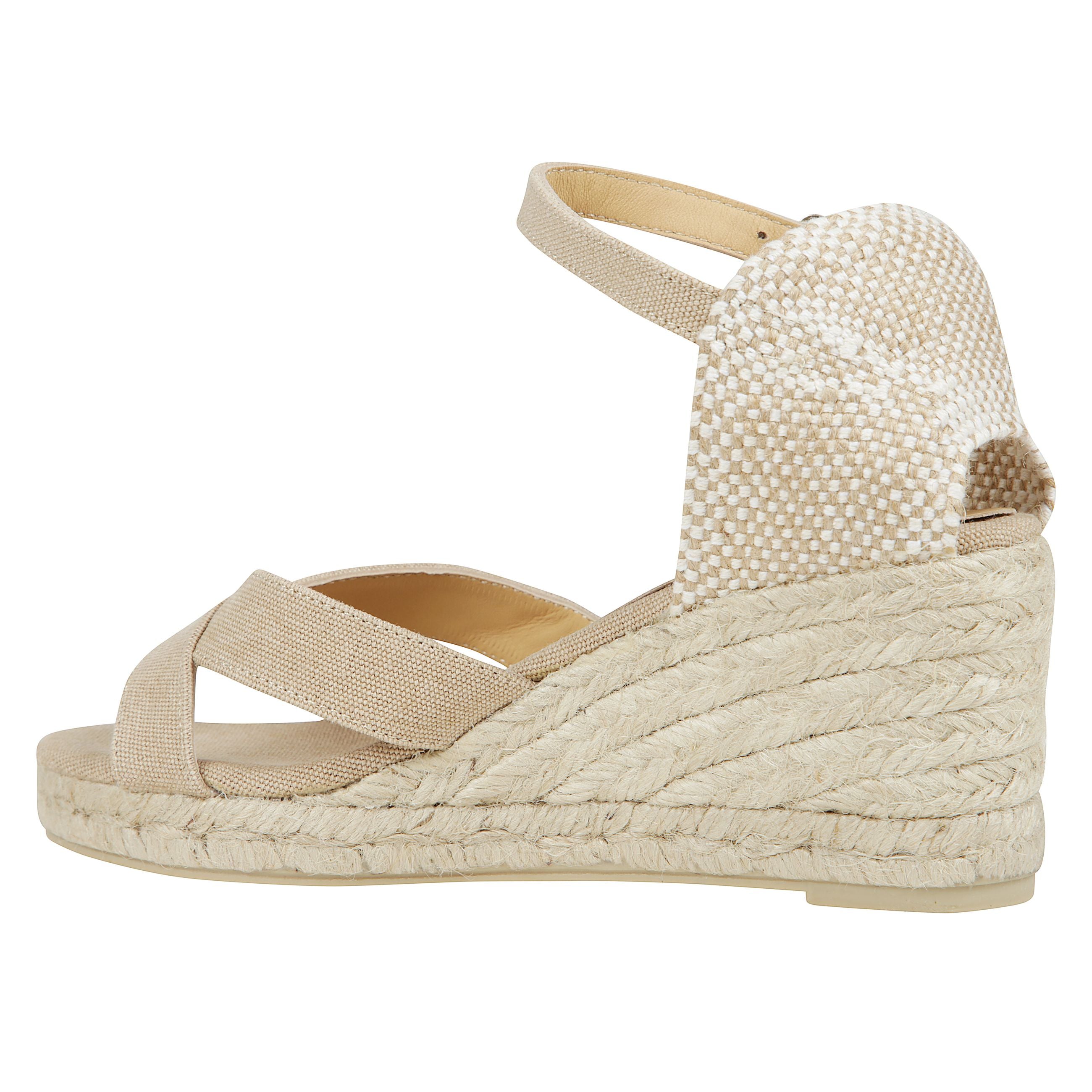 Sandalo bruna in cotone organico con chiusura a cinturino, soletta imbottita e scollo a v. zeppa in juta di 7 cm.