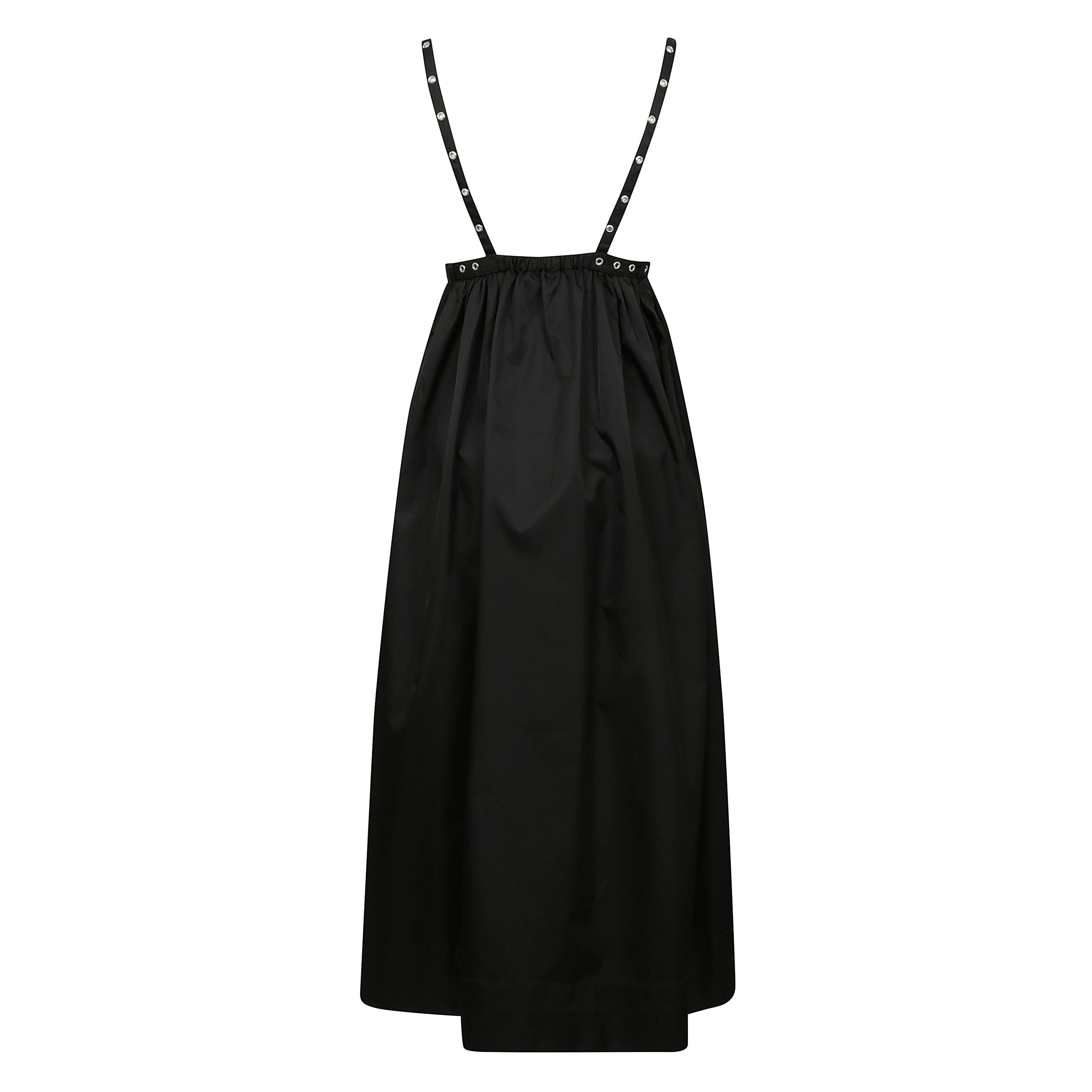 Questo nero duchesse nylon strap dress ha una silhouette a a-line e dispone di una profonda scollatura a v, sottili cinghie con piccoli occhielli metallici e una cintura corrispondente con una fibbia metallica che cinge la vita.