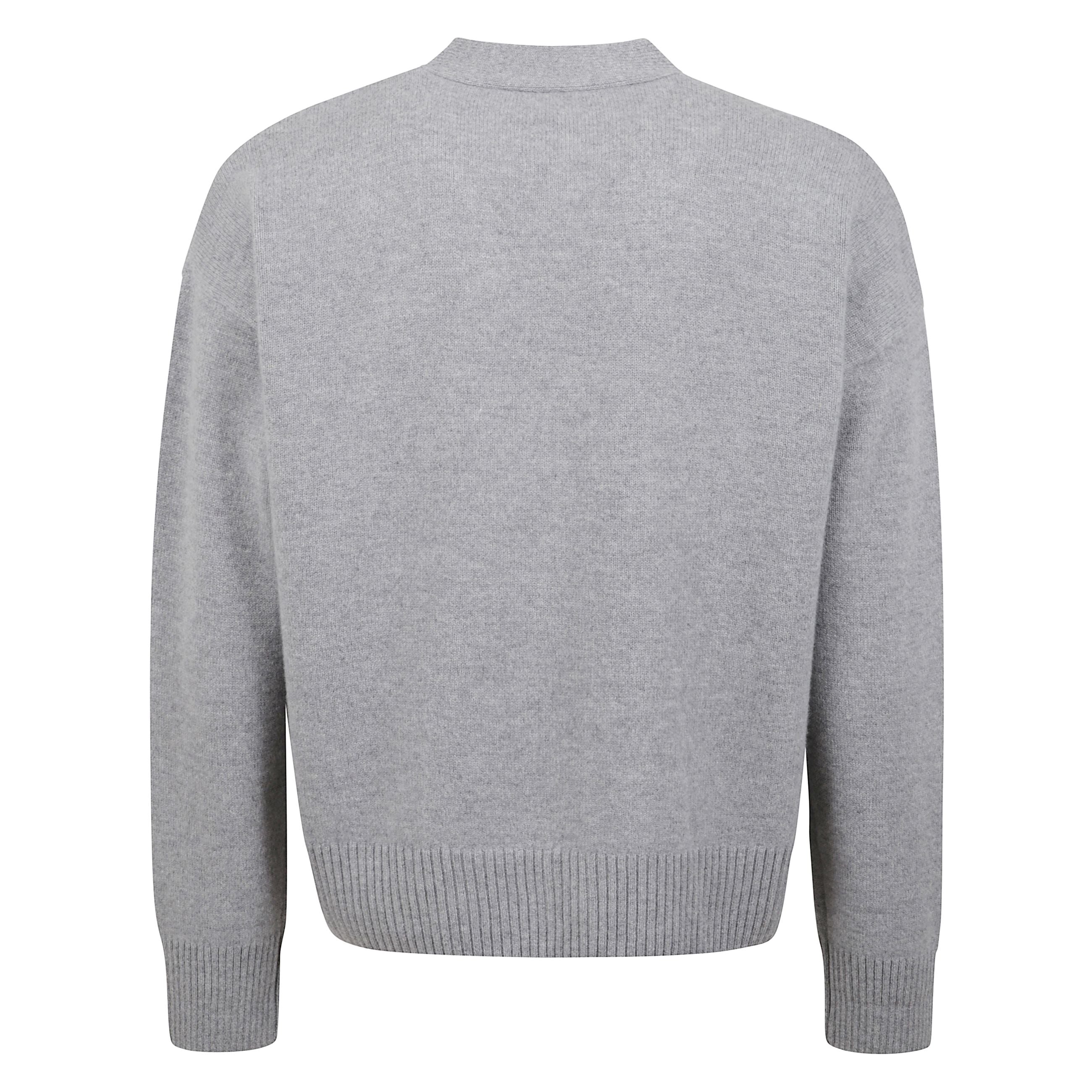 Cardigan caratterizzato da una eleganza calda e discreta. presenta una morbida lavorazione a maglia con finiture a coste su polsini e orlo, che definiscono la silhouette. il design è completato da una pratica abbottonatura centrale con bottoni tono su to