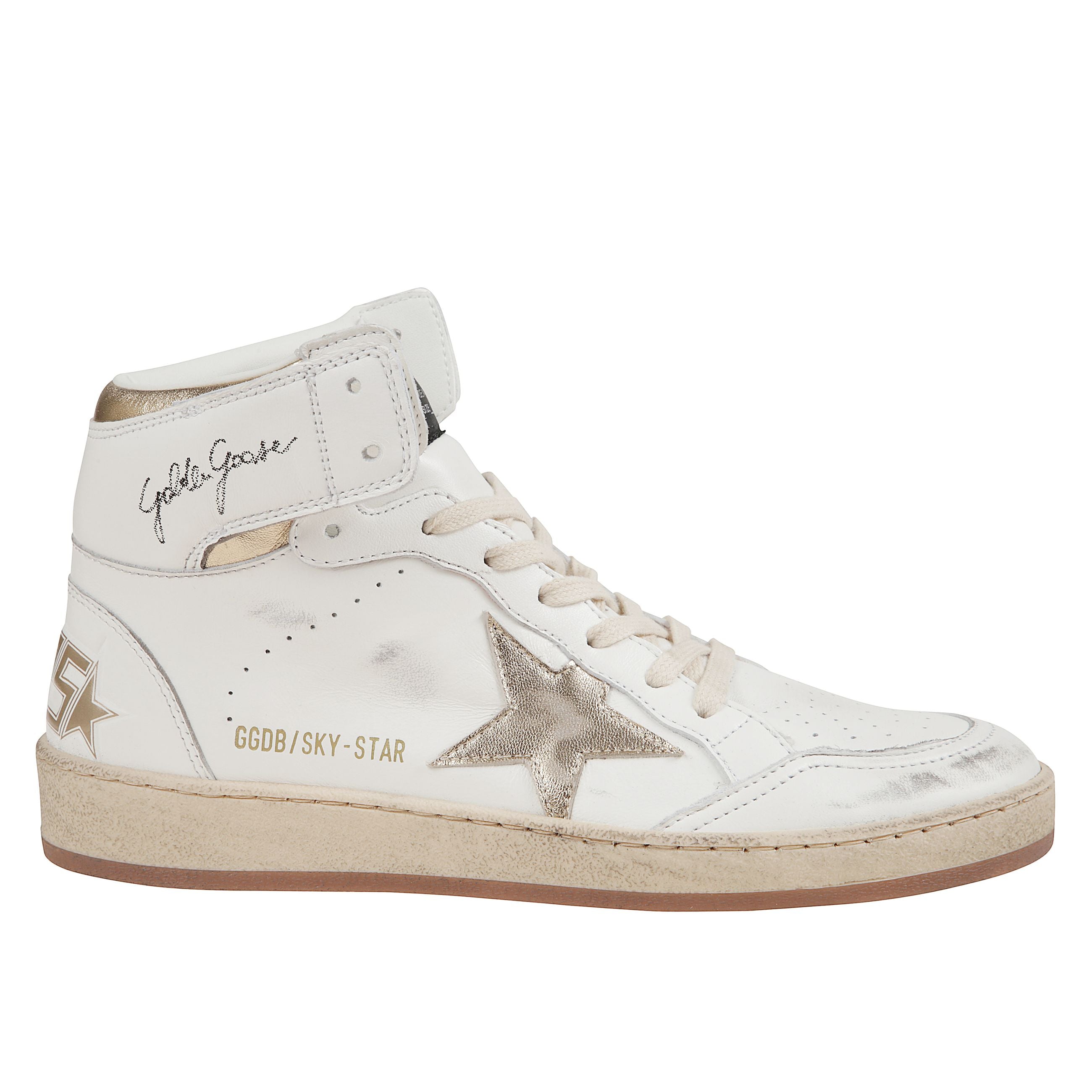 Sneaker in nappa bianca con trattamento vintage. suola in gomma color marrone e lacci color panna. stella e talloncino in pelle laminata color oro. marchio con scritta sneakers sul retro e firma golden goose sul colletto della caviglia.