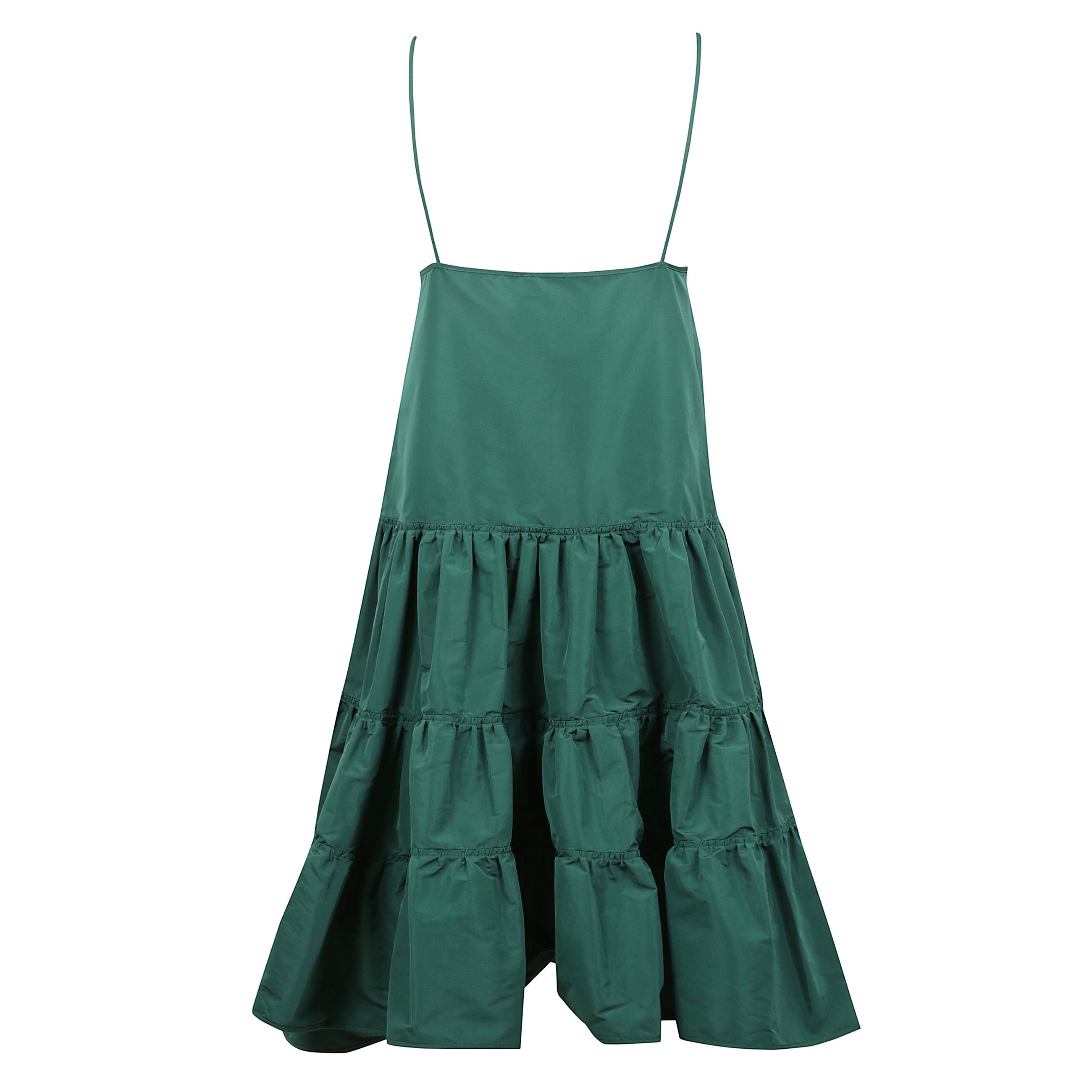 Questo abito lungo realizzato in popeline di cotone lucido, presenta una silhouette fluida con spalline sottili, scollo a v e una costruzione a balze ampie che donano movimento e leggerezza alla figura.