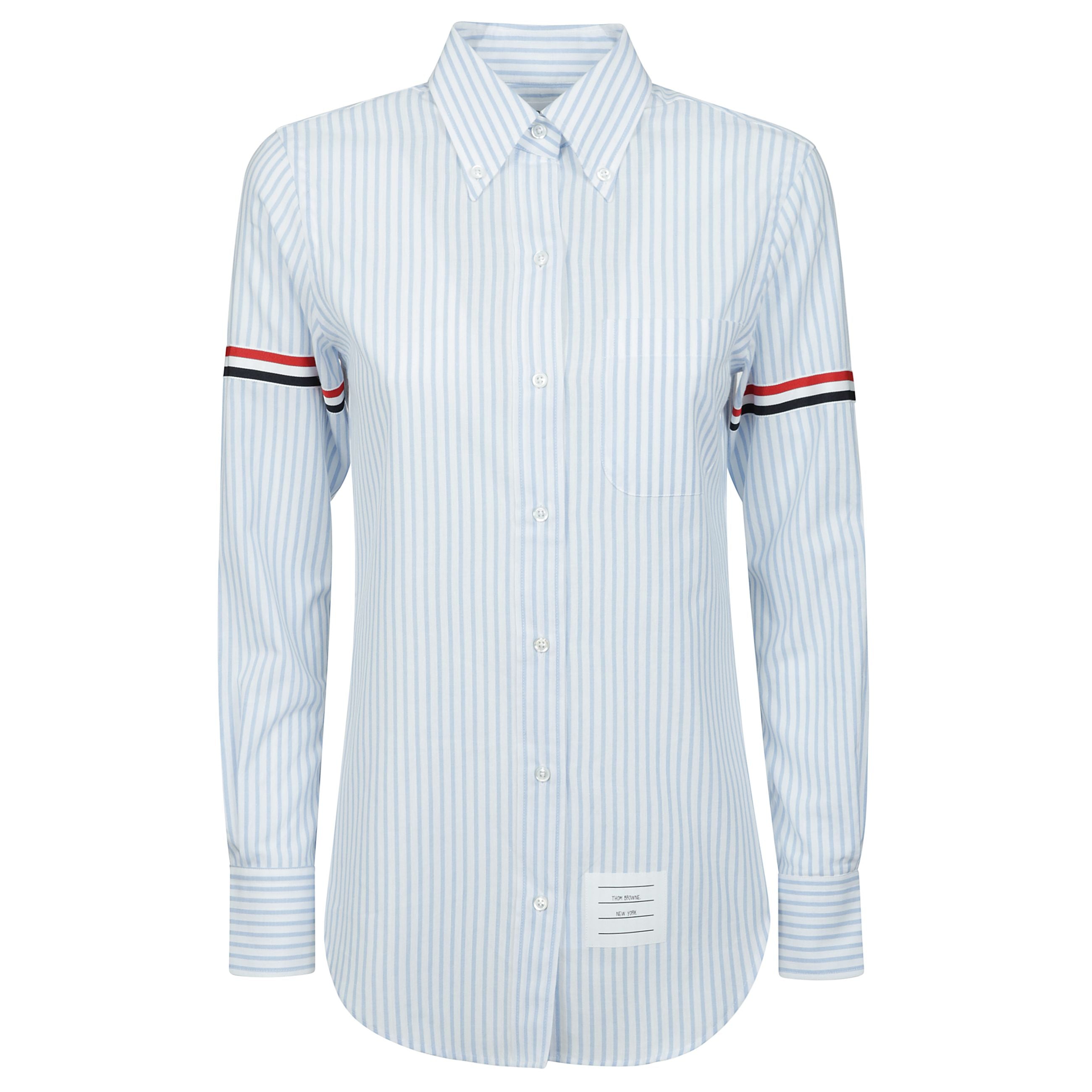La camicia a righe di thom browne è un capo che gioca con il design classico del brand e i dettagli distintivi. il classico colletto aggiunge una nota formale, mentre la chiusura con bottoni sul davanti mantiene il look pulito e raffinato. l'iconico patc
