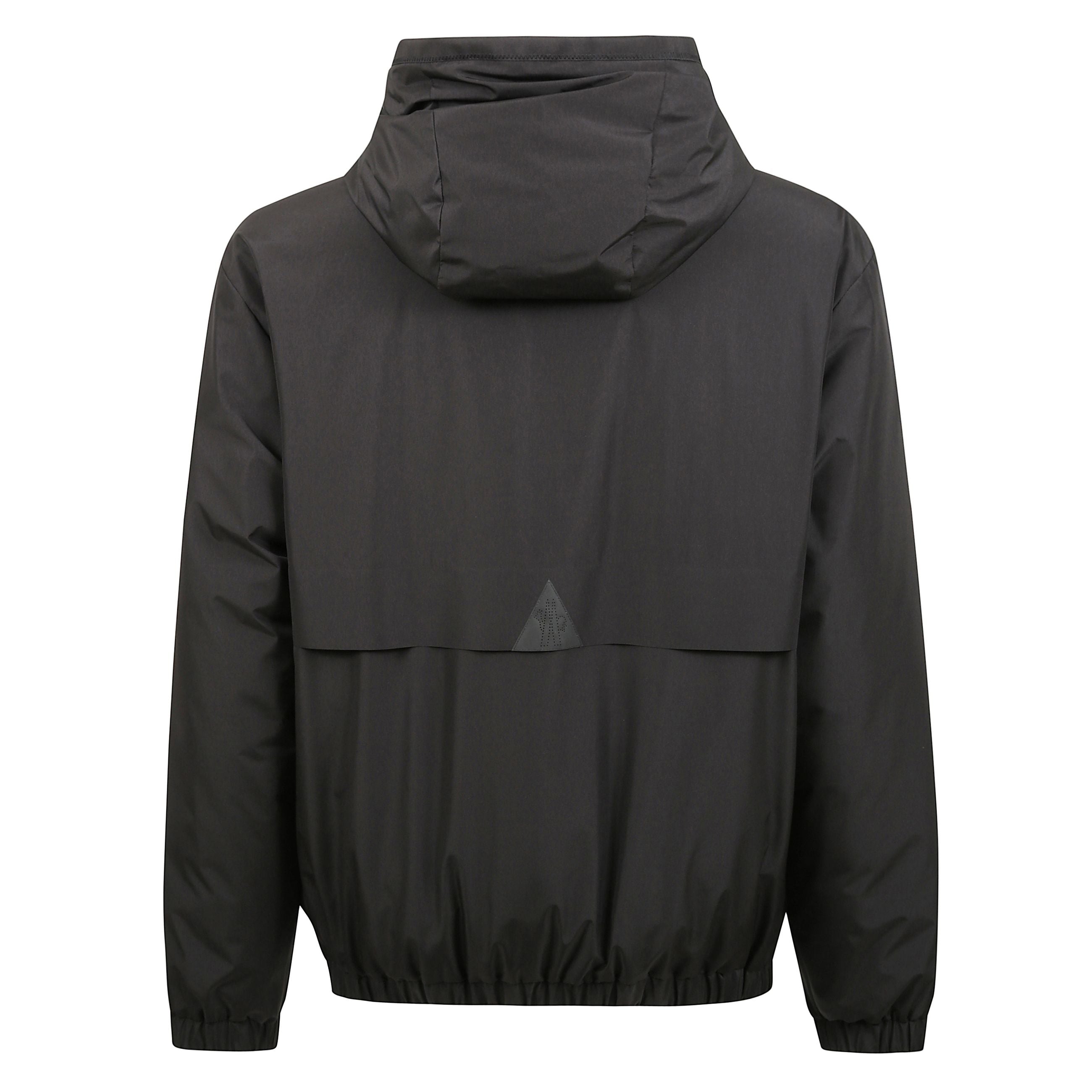 Il piumino corto bergun è un capo reversibile. questo piumino corto presenta un lato in popeline tecnico traspirante e lâaltro in nylon resistente. completano il design le tasche antivento e il cappuccio estraibile.