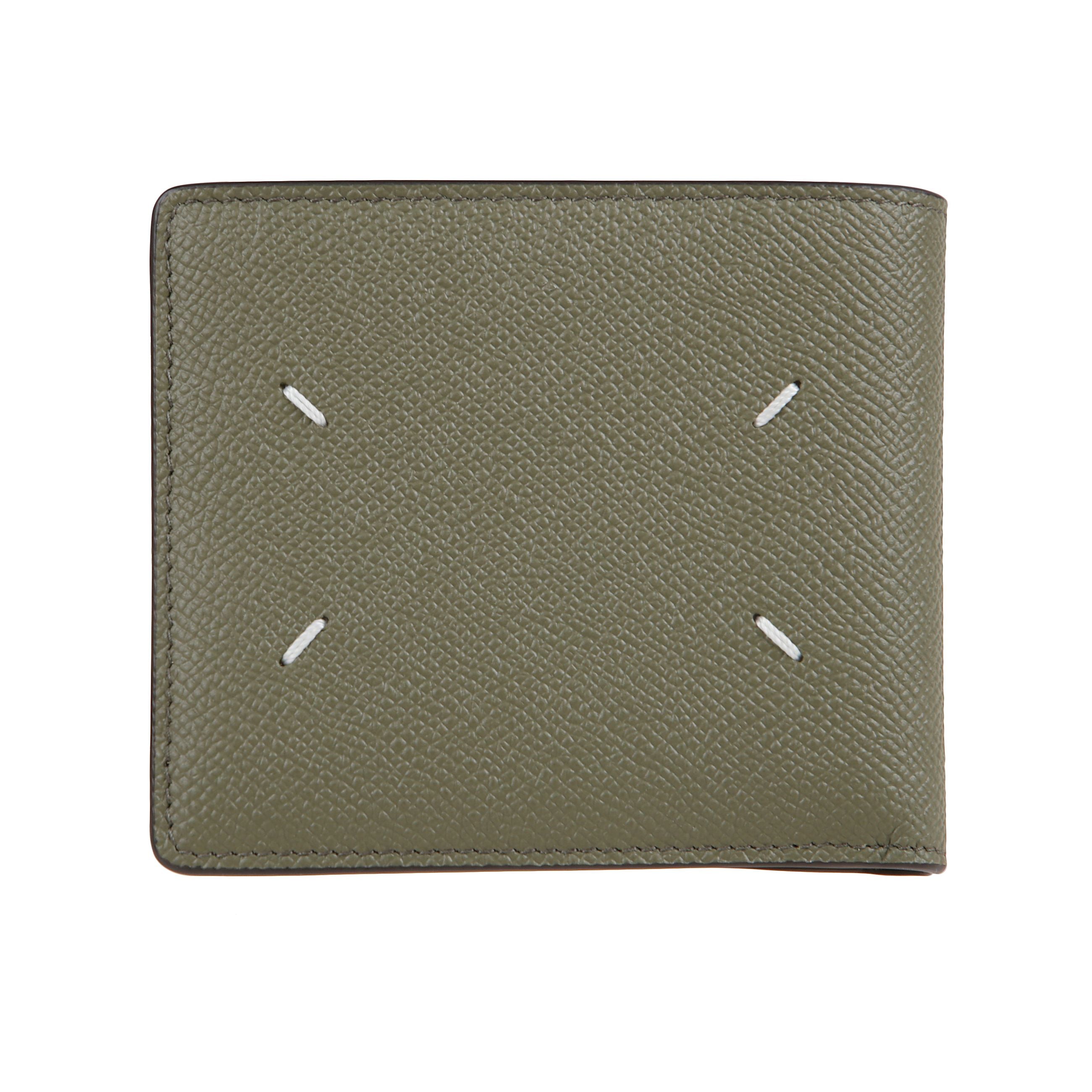 Portafoglio bi-fold in pelle. interno con slot multipli per schede, due scomparti per banconote e due tasche a fessura. con iconiche impunture bianche sul retro e firma maison margiela allâinterno.