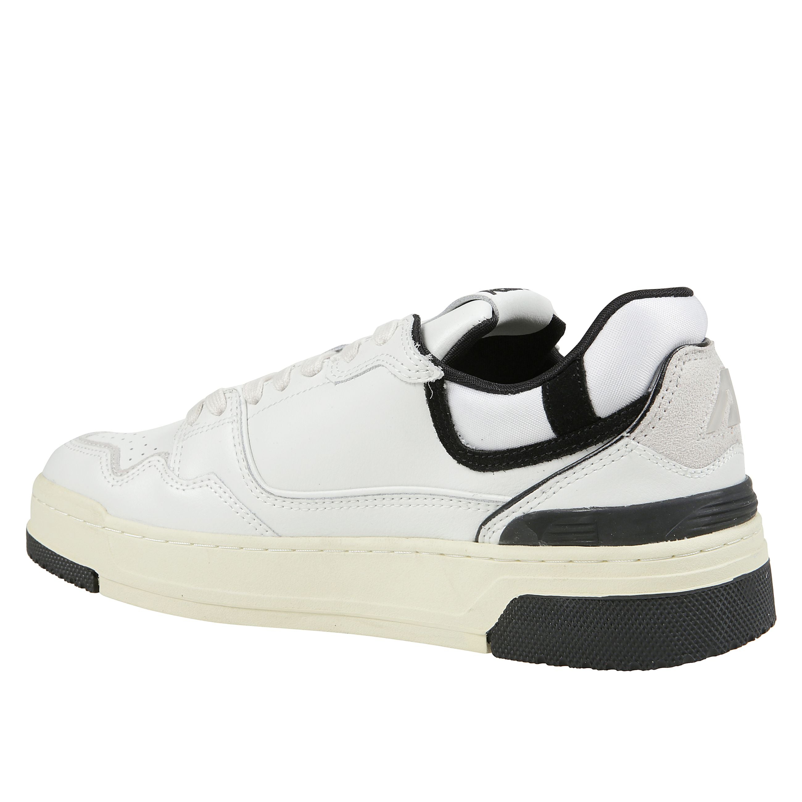 Rivisitazione dai volumi extra della classica medalist, la sneakers clc è l'acronimo di counter-lock-cord, il rinforzo alla caviglia tipico delle scarpe da basket.
questo modello da uomo è realizzato in pelle bianca con dettagli in suede nera, si caratt