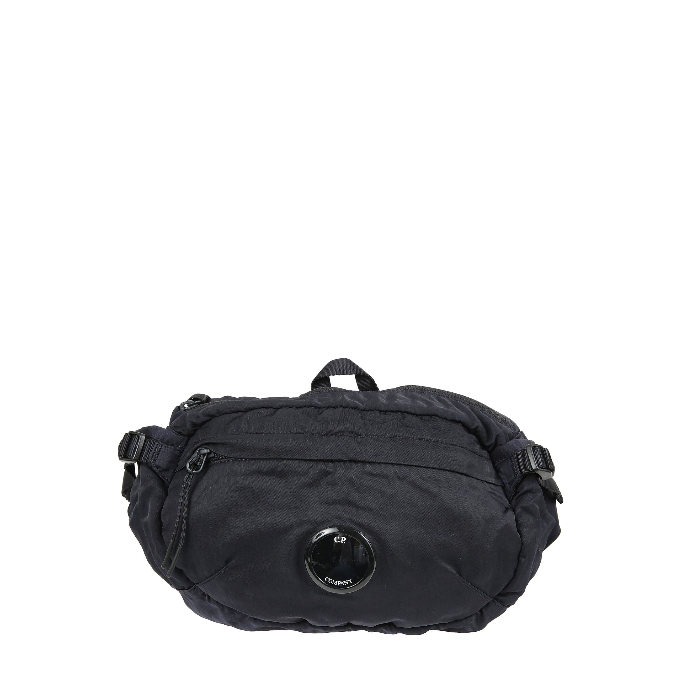 La borsa a tracolla presenta dettagli ispirati all'iconica "lens" del brand. dispone di una tasca interna con zip e logo, tasche esterne con zip, manico superiore e tracolla regolabile con fibbia.