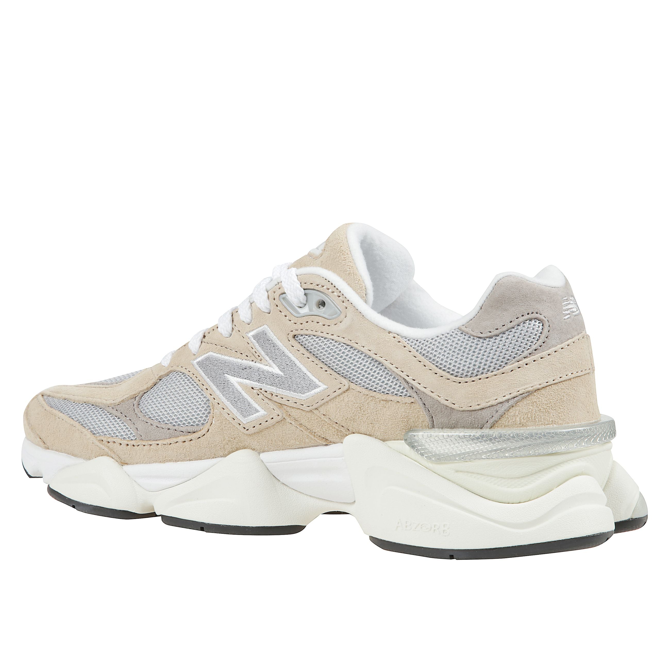 Scarpa lifestyle con tomaia in mesh con sovrapposizioni in pelle scamosciata, chiusura con lacci e dettagli logo