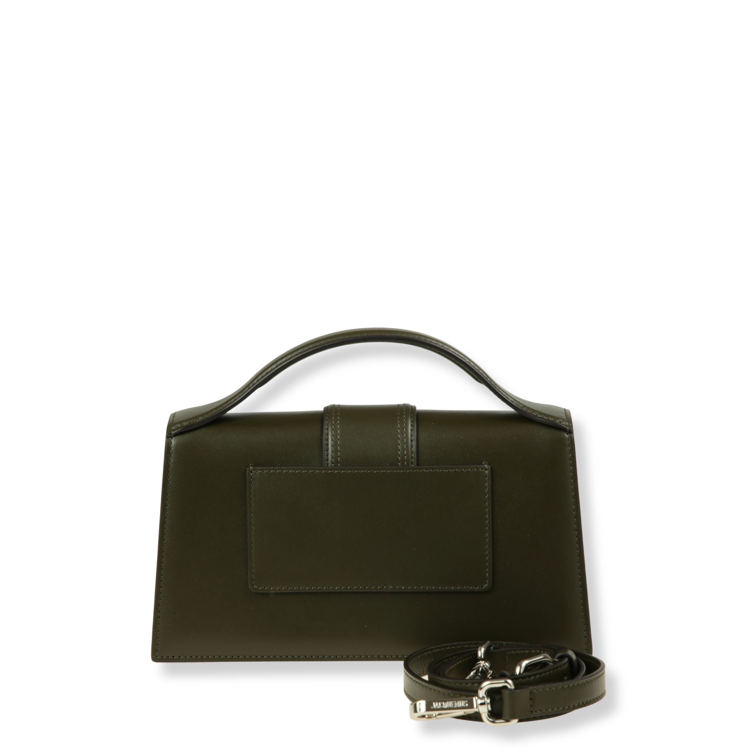 Le grand bambino jacquemus. struttura rigida in pelle liscia. chiusura frontale con patta e fibbia. manico arcuato. dotata di tracolla regolabile removibile.