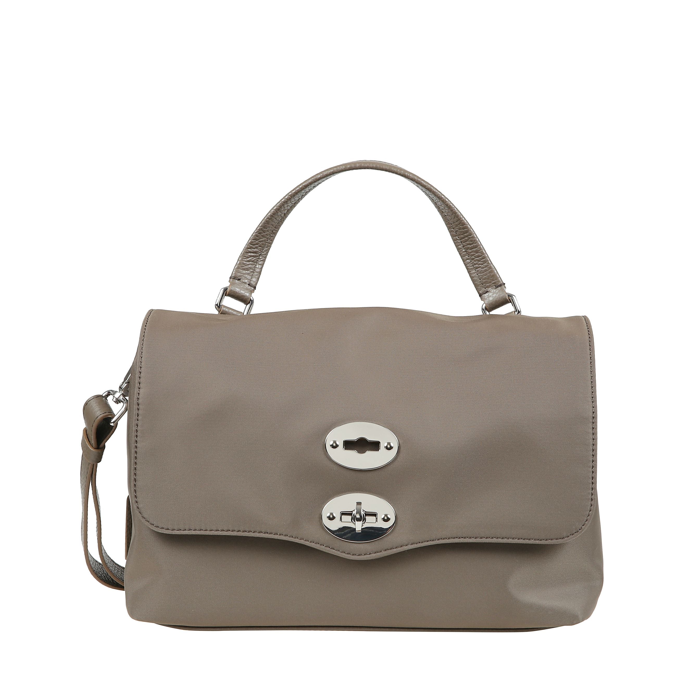 Borsa a mano in nylon con dettagli hardware in argento, un manico superiore e una tracolla rimovibile in pelle, una chiusura turn-lock, un doppio scomparto interno in contrasto colore e una tasca laterale con zip.