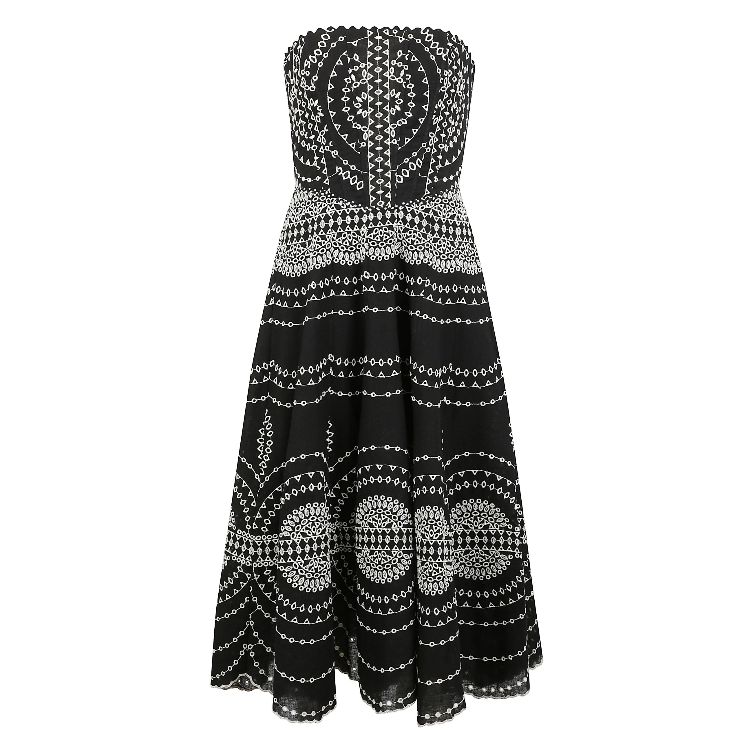 Il lungo abito iris è una dichiarazione di eleganza femminile. realizzato in misto cotone-lino ricamato, il suo corpetto ricamato è incorniciato da una scollatura senza spalline. nella parte inferiore, la sua gonna midi aggiunge movimento e solleva la v