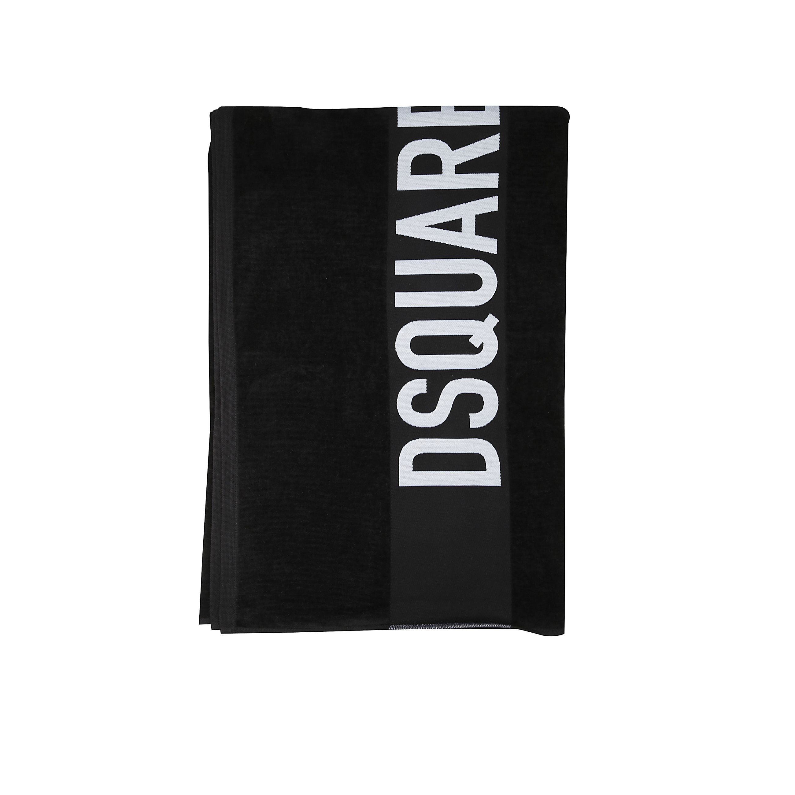 Il telo mare presenta un colore intenso che ne accentua l'eleganza. è realizzato in cotone di altissima qualità , che garantisce una morbidezza eccezionale e un eccellente assorbimento dell'acqua. il grande logo a contrasto aggiunge un tocco di distinzio