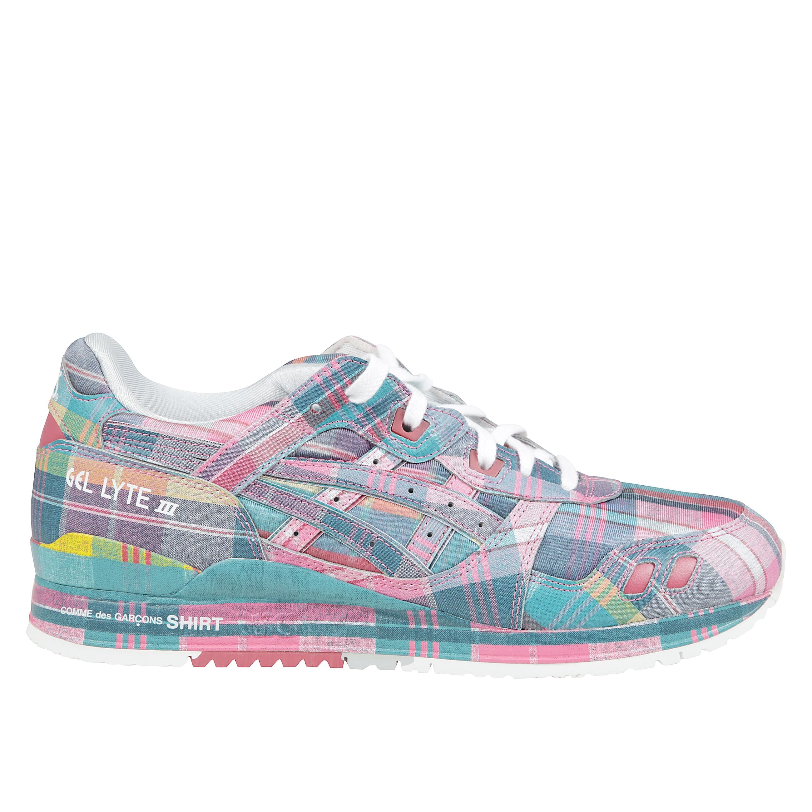 Mens sneakers x asics con chiusura frontale con lacci, logo sul tallone, caratteristica tecnologia gel ammortizzante e suola piatta in gomma