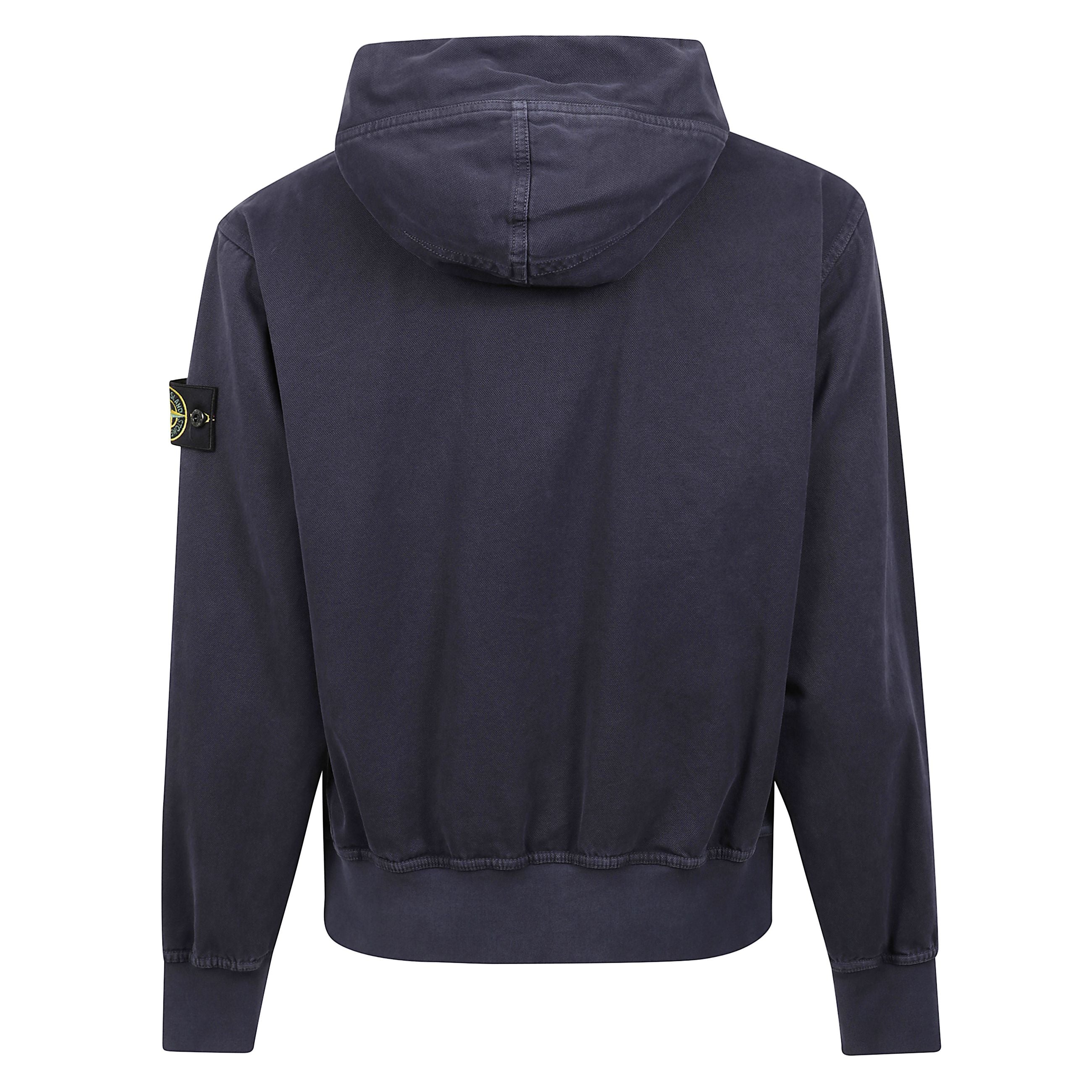 Felpa a maniche lunghe con cappuccio in cotone. chiusura frontale con zip e tasche a marsupio. polsini e fondo elasticizzati a costine. etichetta con logo iconico stone island sulla manica.