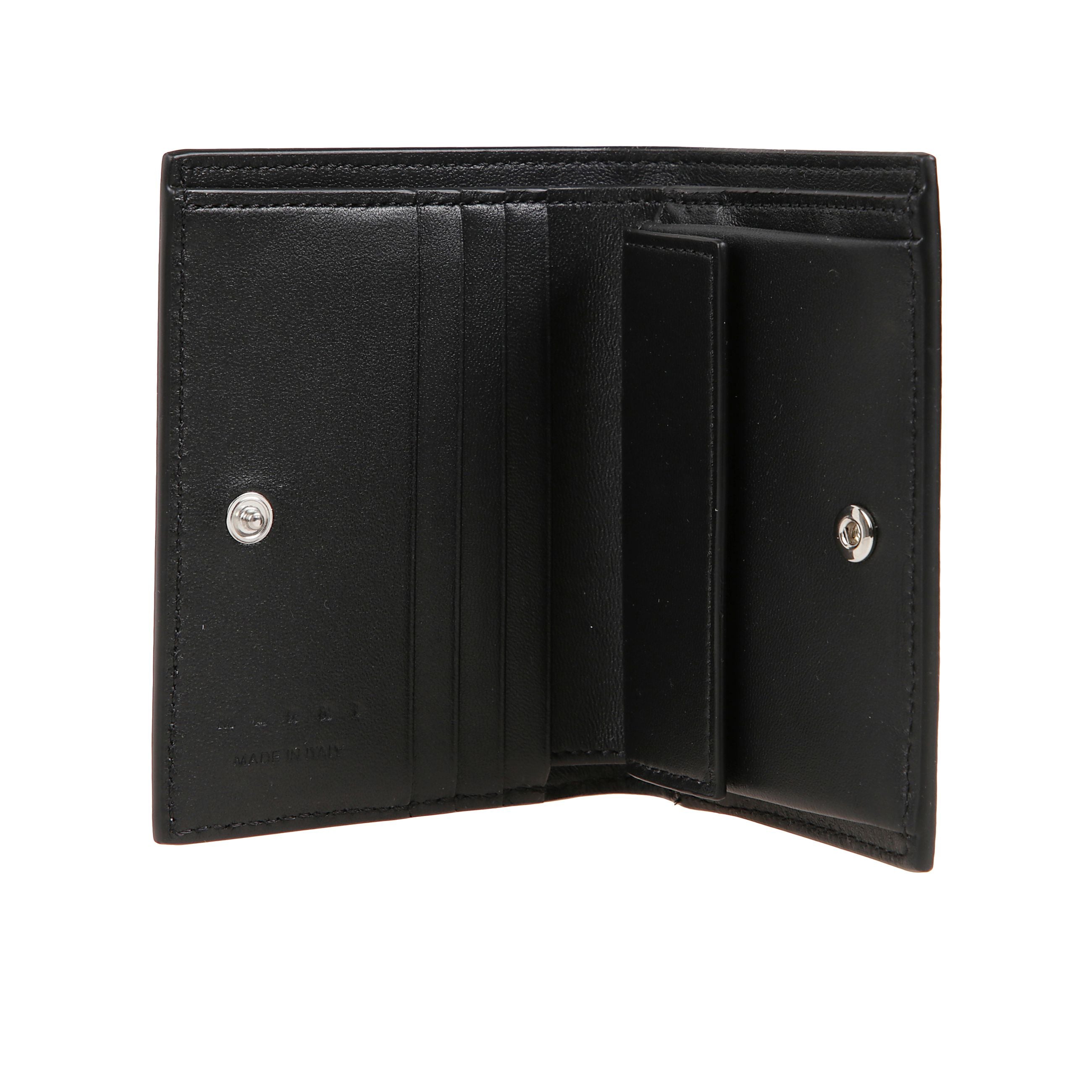 Portafoglio bi-fold in pelle di vitello lavorata, con ricamo marni mending a mano sul davanti. chiusura a bottone a pressione, portamonete con bottone, scomparto per banconote e quattro slot per carte.