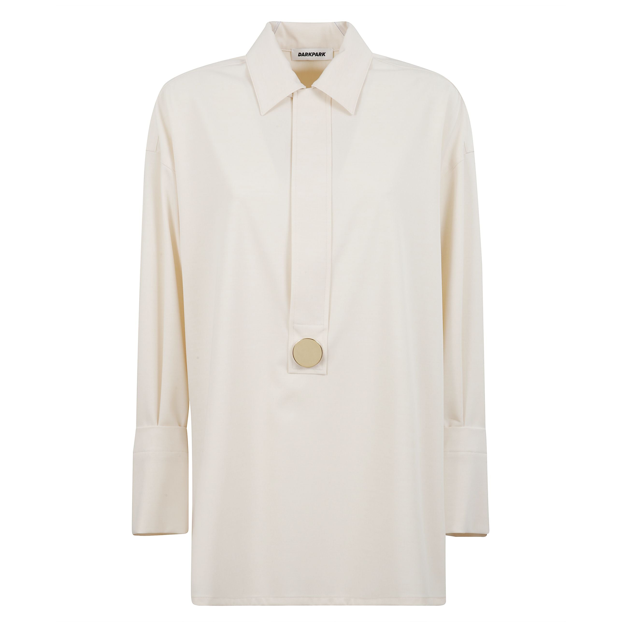 Camicia bianca linea sartoriale con colletto stile polo. spilla color beige e oro rimovibile applicata sul davanti.